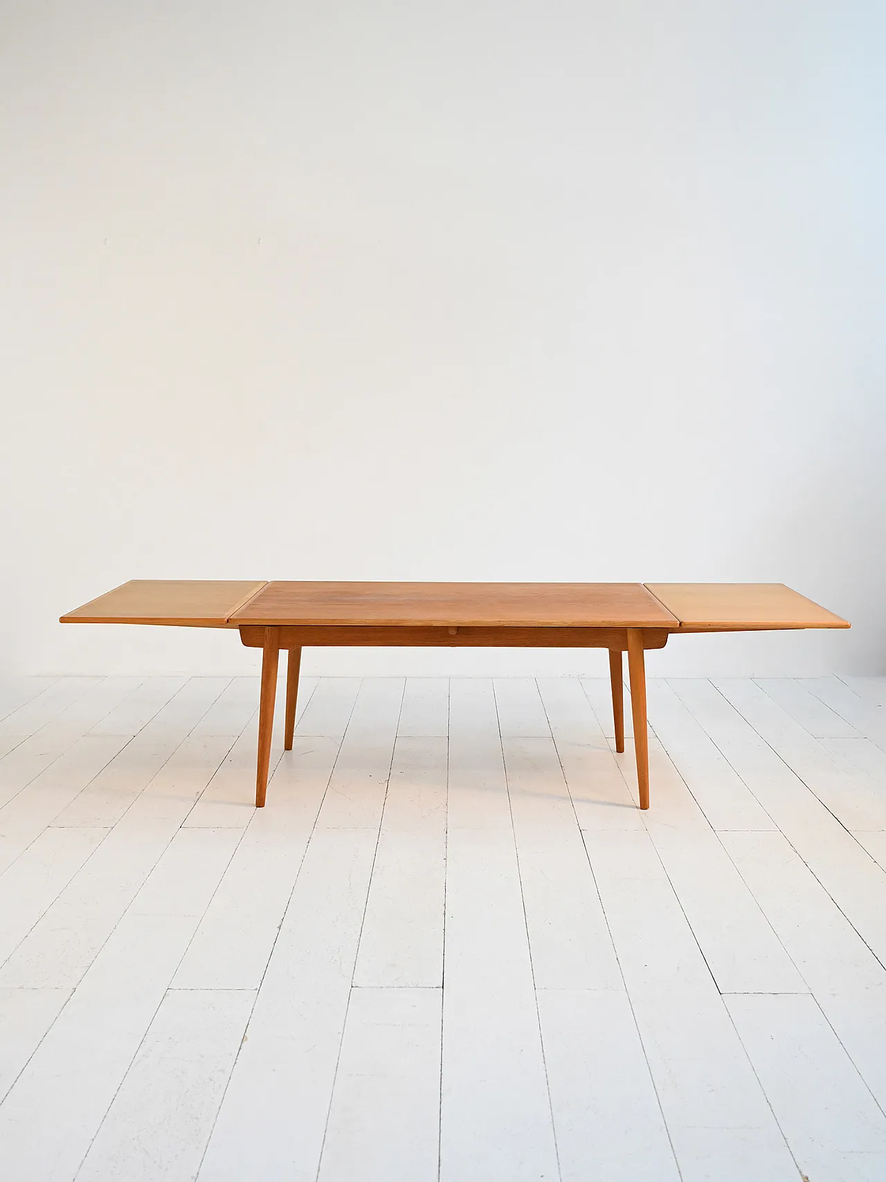 Extendable table model “AT 312” by Hans J. Wegner 7