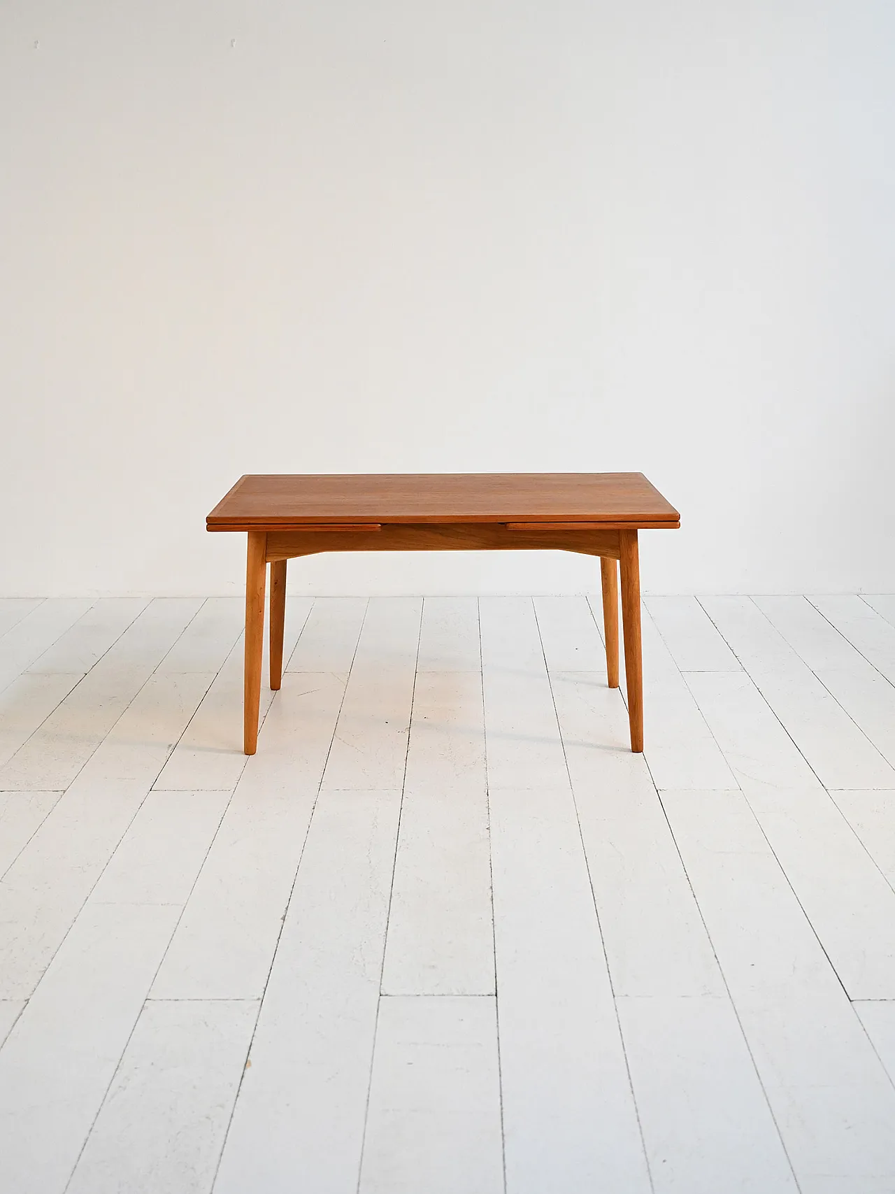 Extendable dining table in teak and oak, Danish design from the 1960s 1