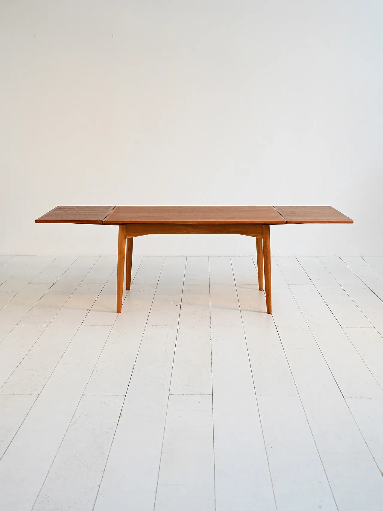 Extendable dining table in teak and oak, Danish design from the 1960s 2