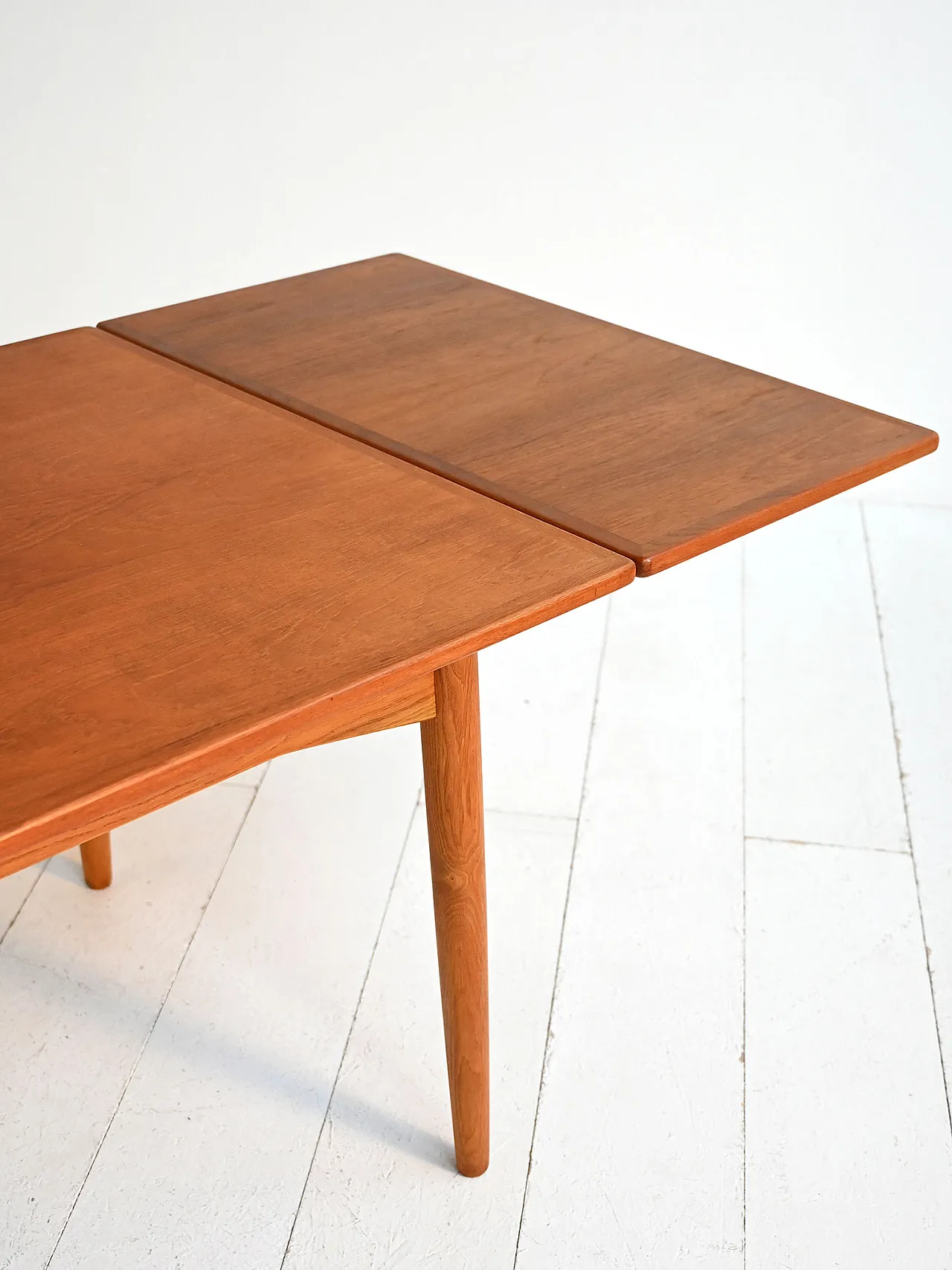 Extendable dining table in teak and oak, Danish design from the 1960s 4