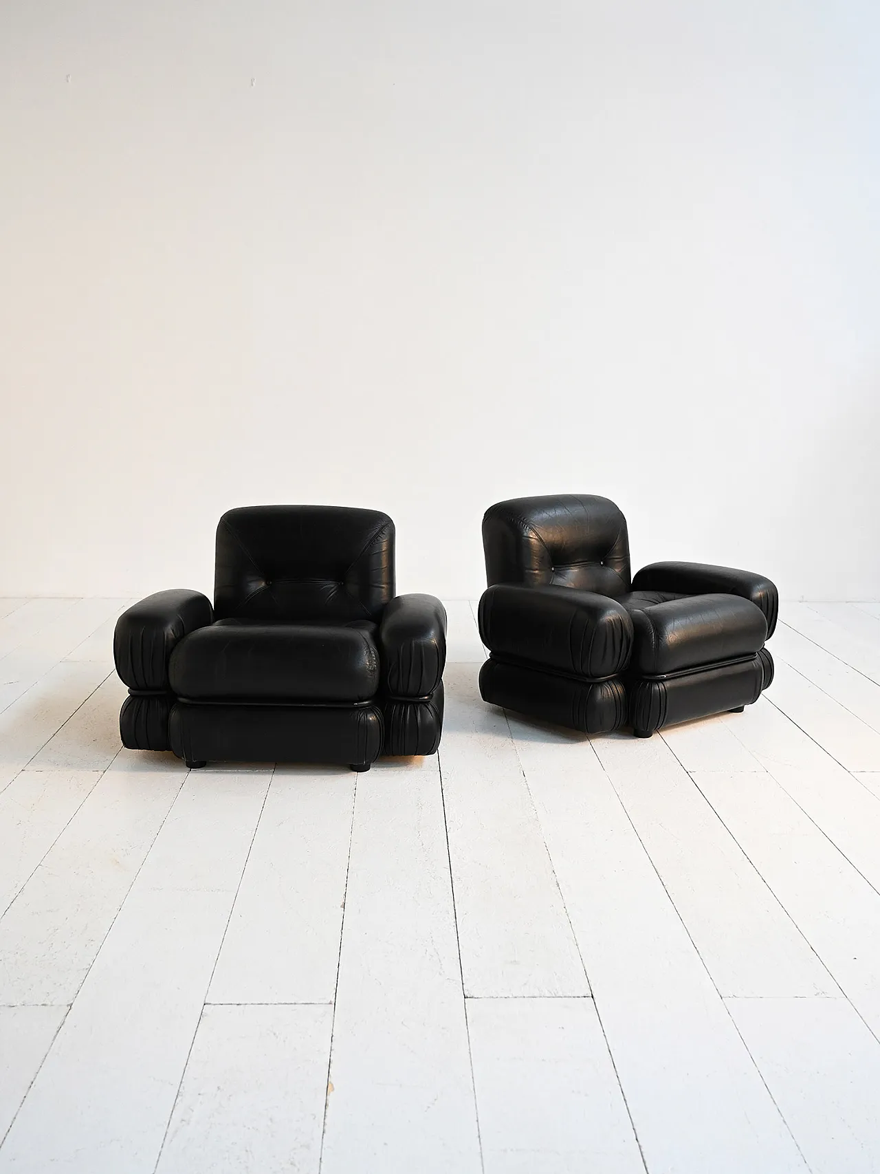 Armchairs in black leather and tubular steel, 70s 1