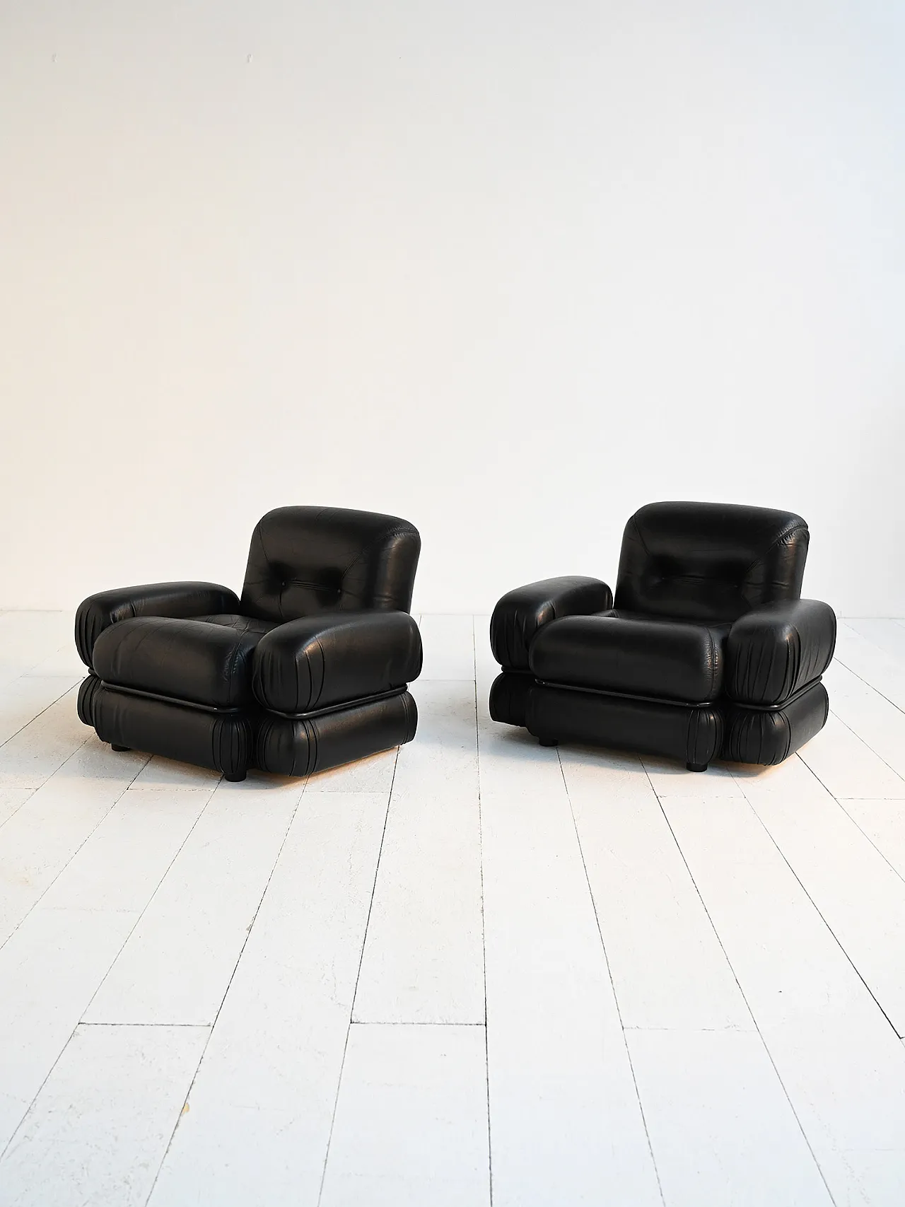 Armchairs in black leather and tubular steel, 70s 2