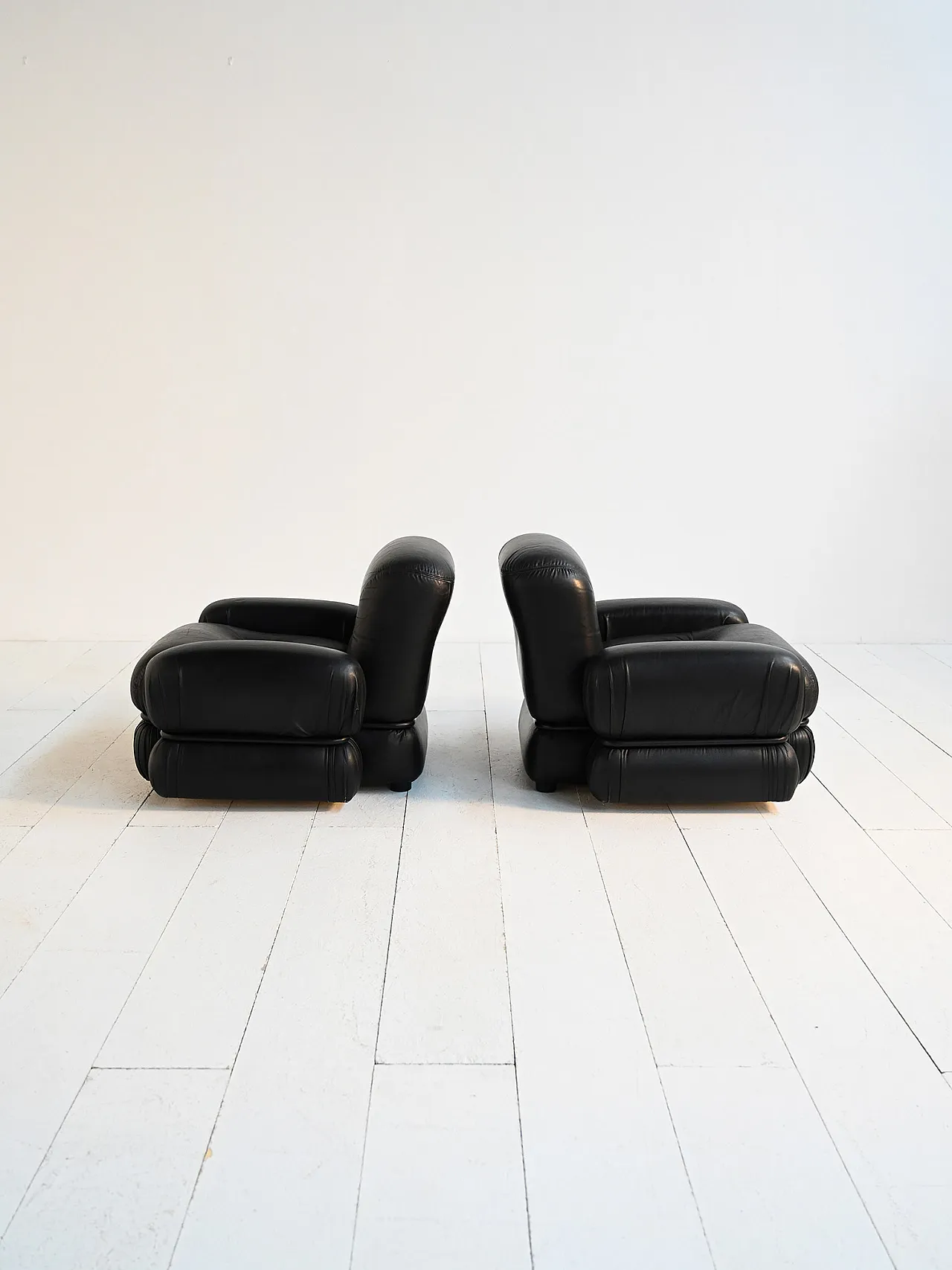 Armchairs in black leather and tubular steel, 70s 3