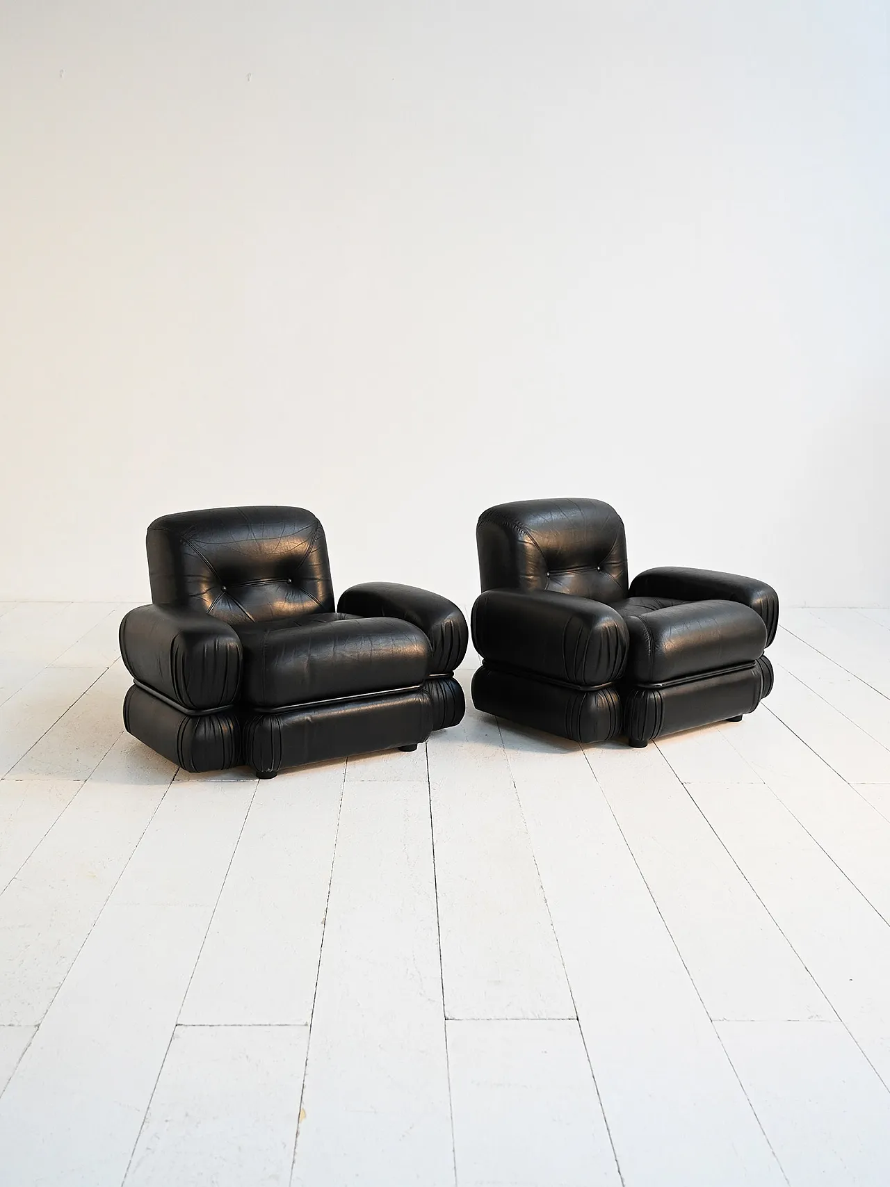 Armchairs in black leather and tubular steel, 70s 4