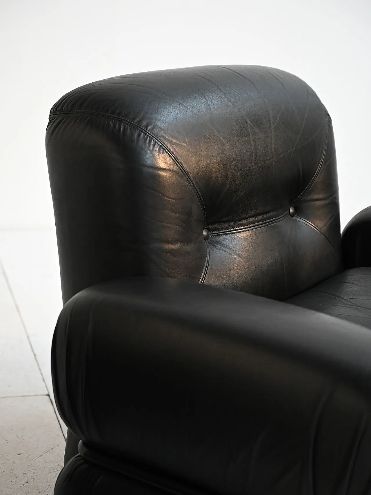 Armchairs in black leather and tubular steel, 70s 5