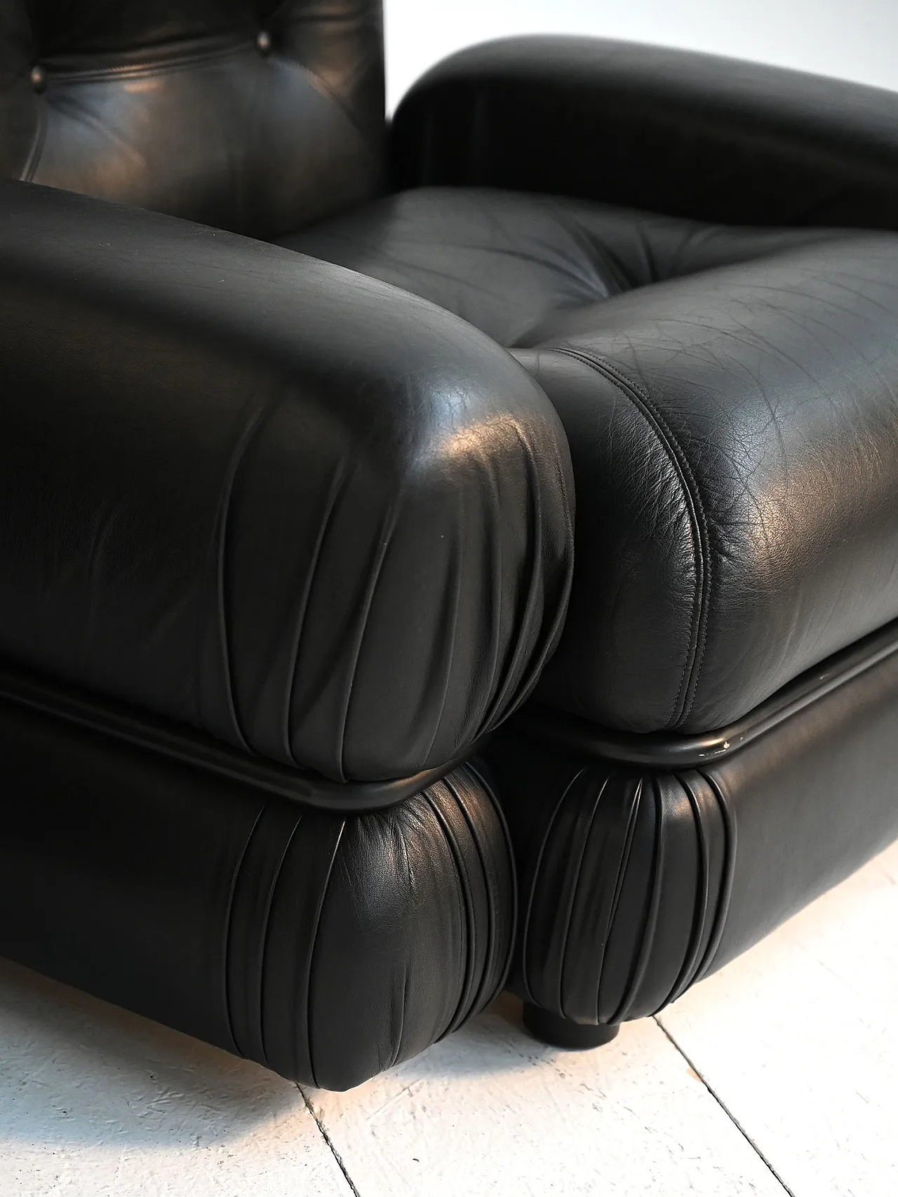 Armchairs in black leather and tubular steel, 70s 7
