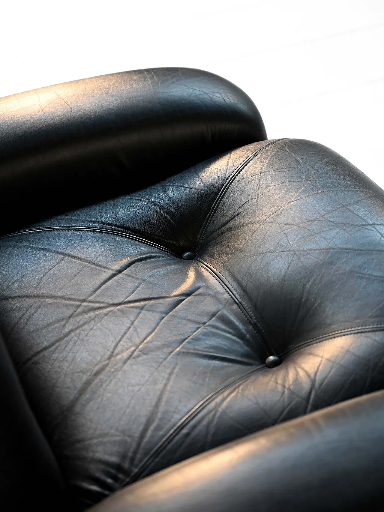 Armchairs in black leather and tubular steel, 70s 8