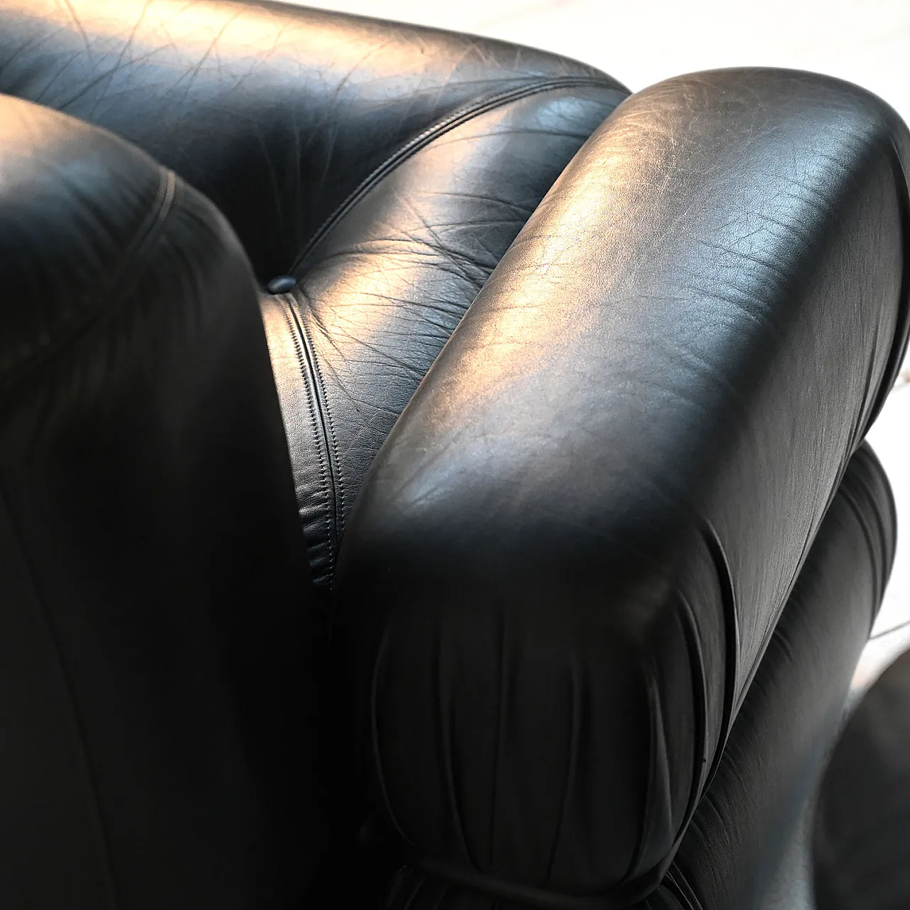 Armchairs in black leather and tubular steel, 70s 9