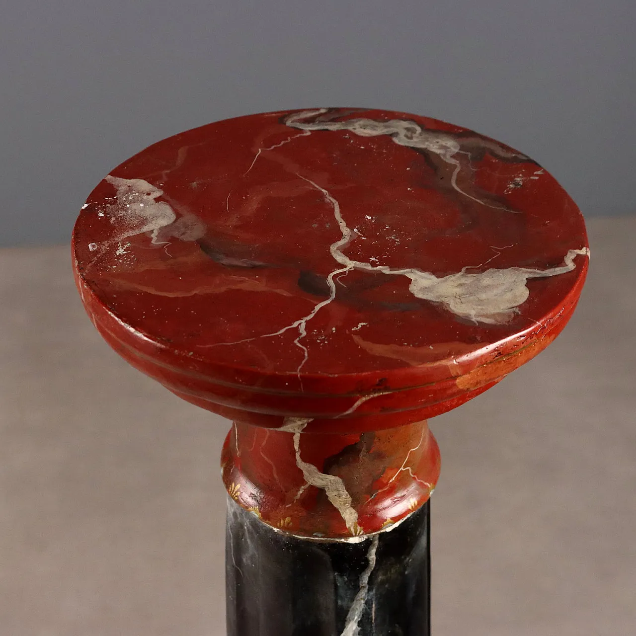 Colonna in cemento dipinta a finto marmo, '900 3