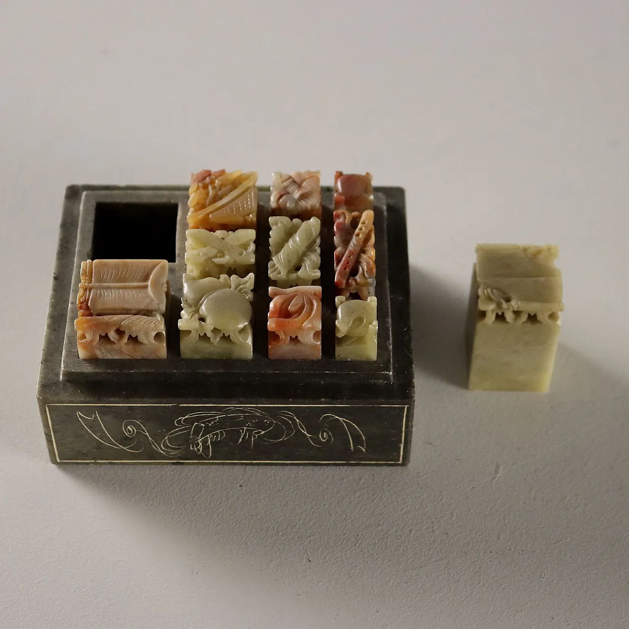 Scatola in pietra saponaria completa di sigilli, 20th century 6