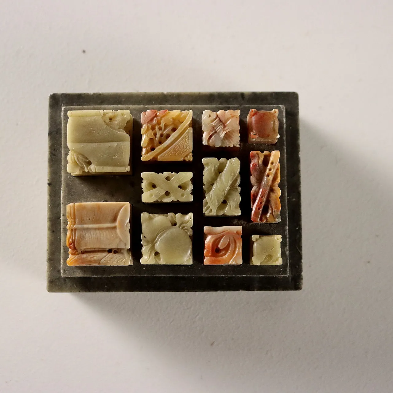 Scatola in pietra saponaria completa di sigilli, 20th century 7