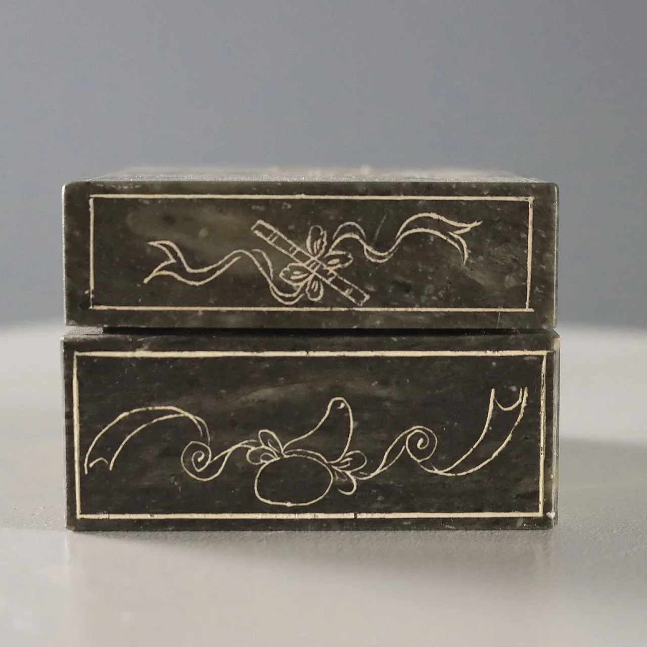 Scatola in pietra saponaria completa di sigilli, 20th century 8