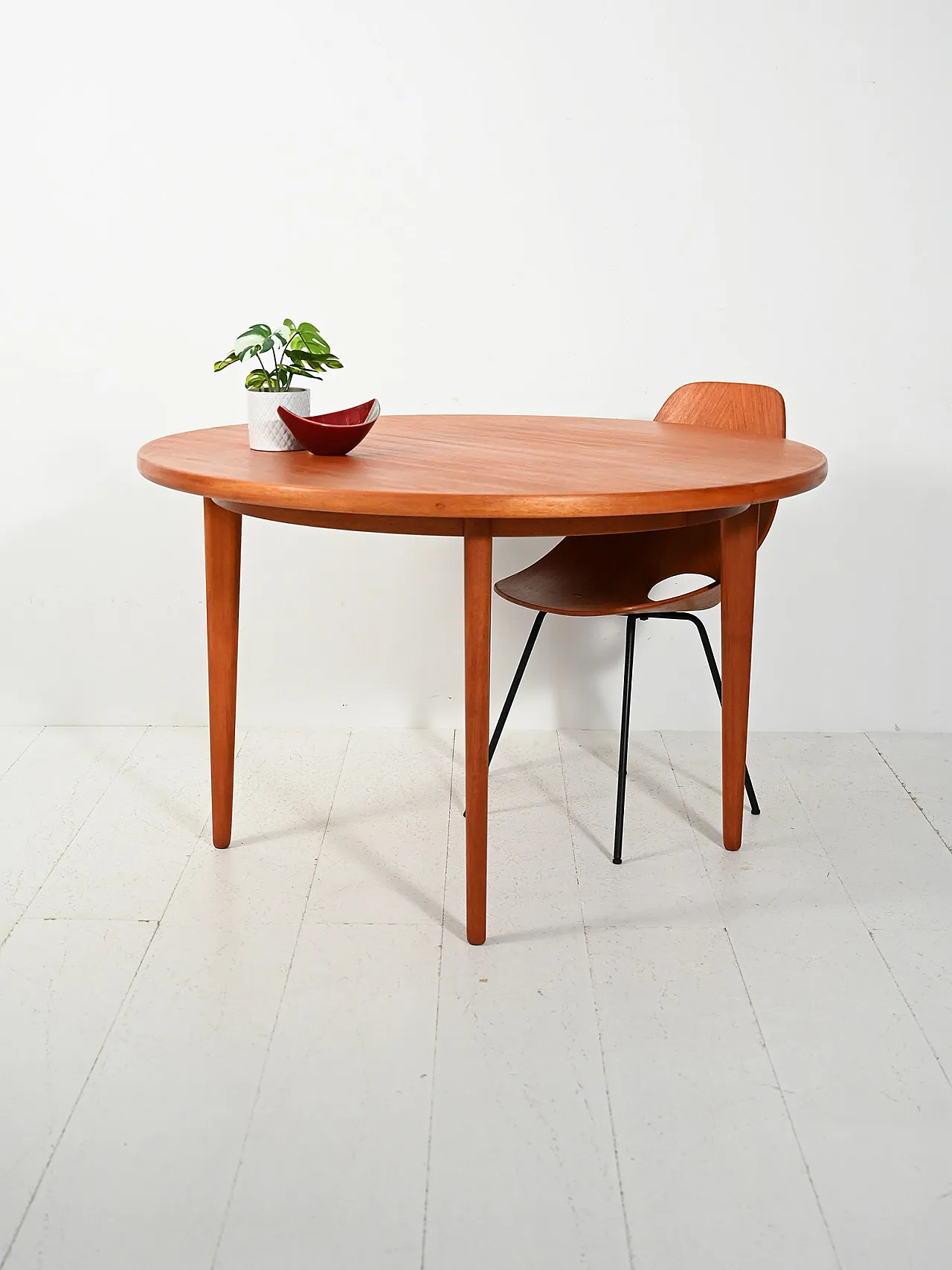 Round Swedish extendable teak table from the 1960s 1