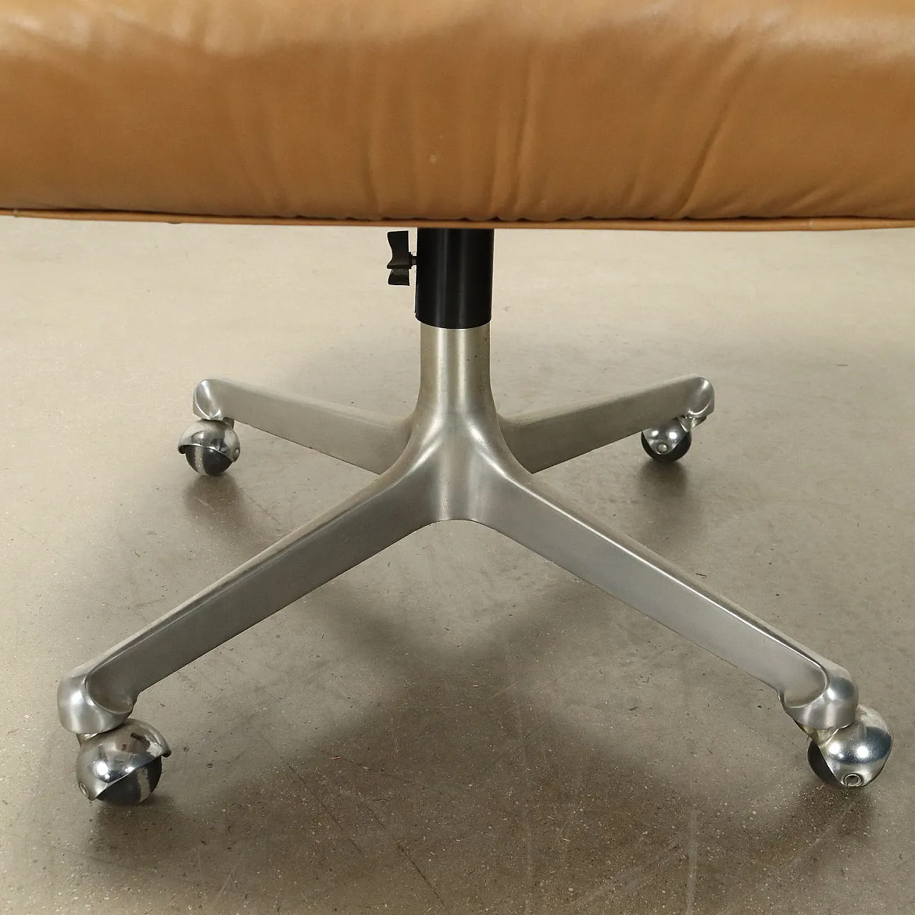 Leather and steel swivel office chair, 1960s 6