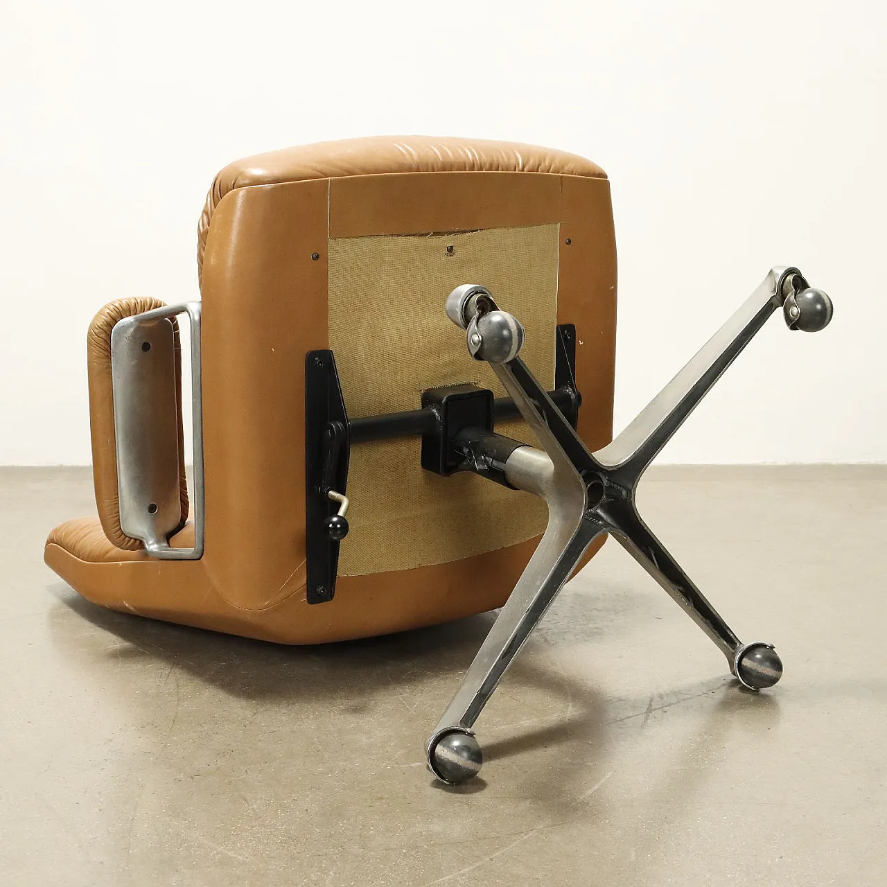 Leather and steel swivel office chair, 1960s 9