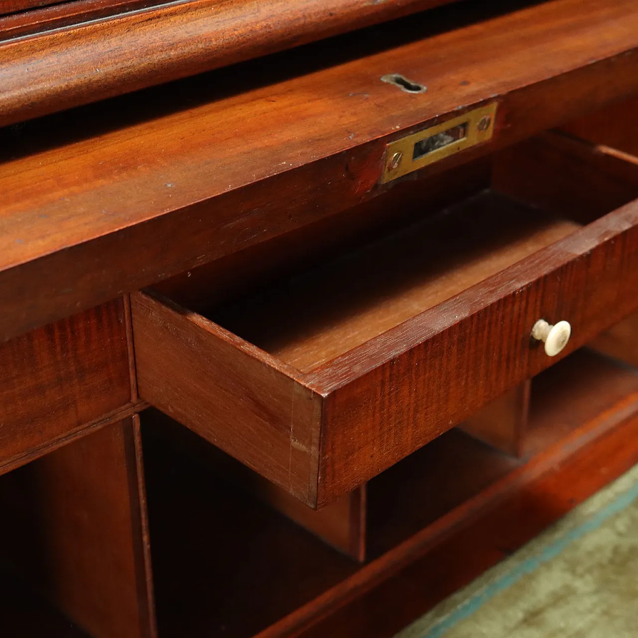 Credenza in mogano con anta a rullo, '800 9