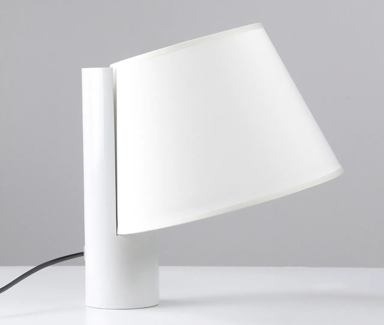 Lampada da tavolo in metallo laccato bianco, anni '60 1