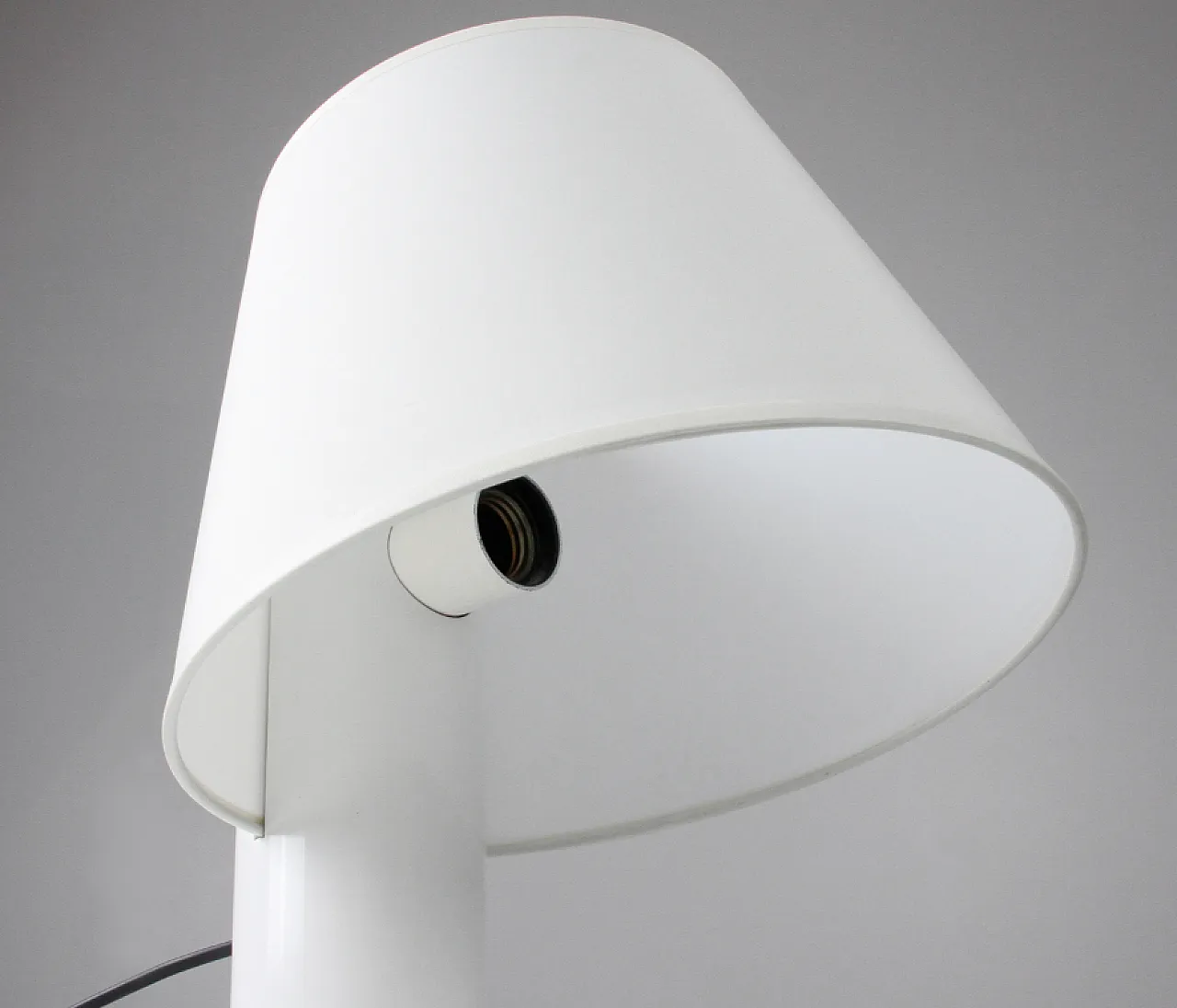 Lampada da tavolo in metallo laccato bianco, anni '60 2