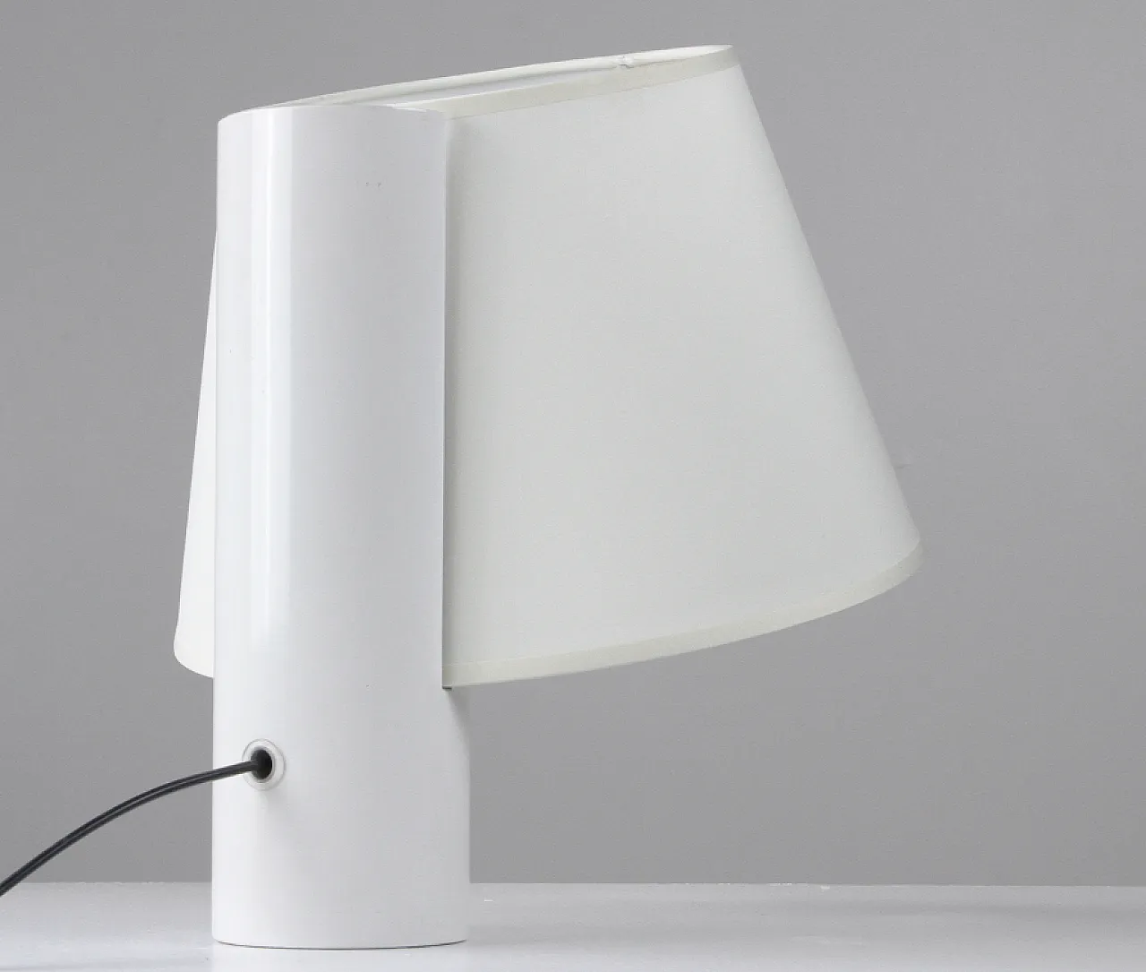 Lampada da tavolo in metallo laccato bianco, anni '60 4