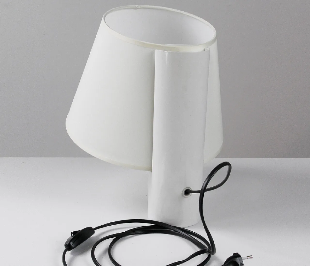 Lampada da tavolo in metallo laccato bianco, anni '60 6