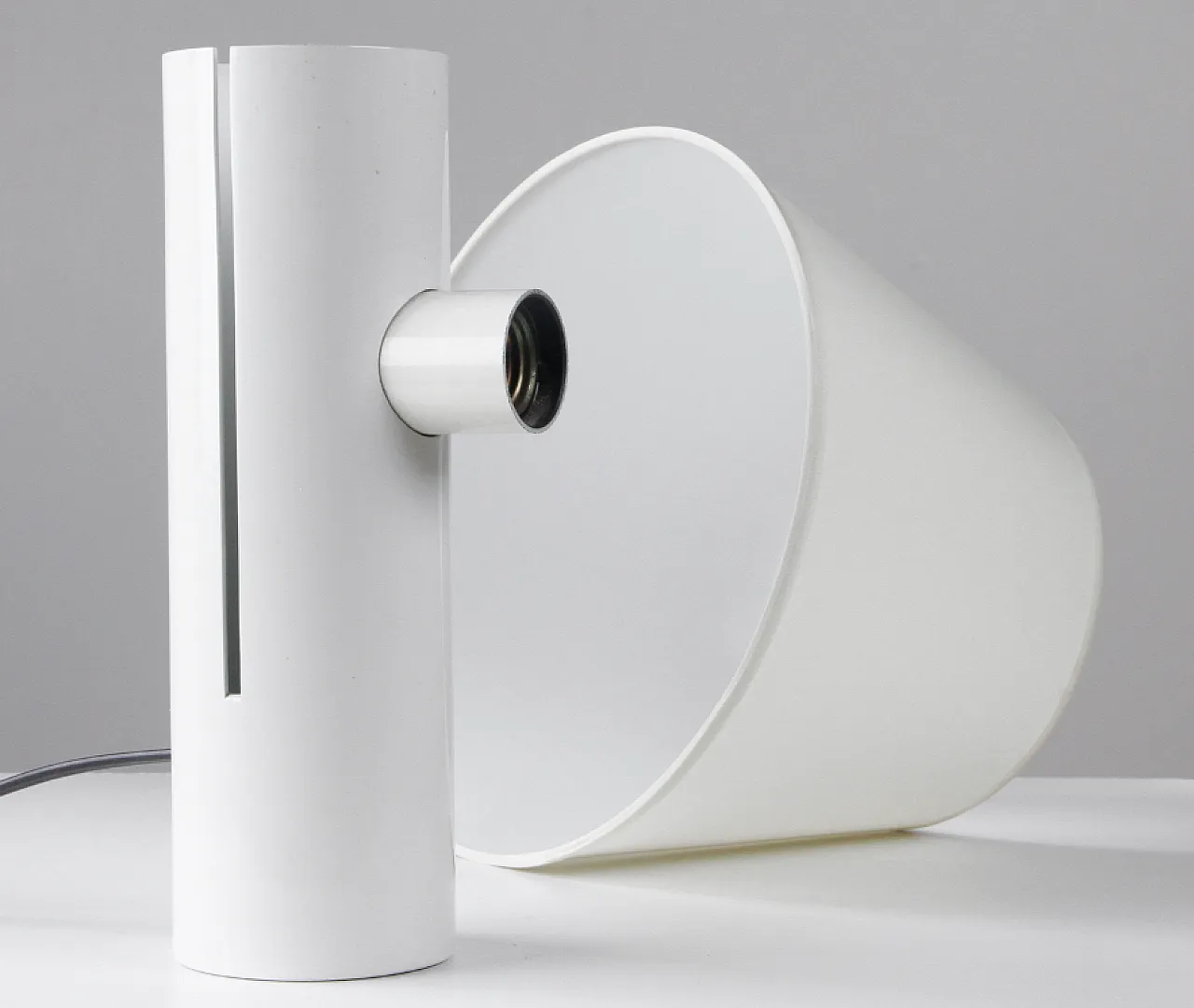 Lampada da tavolo in metallo laccato bianco, anni '60 7