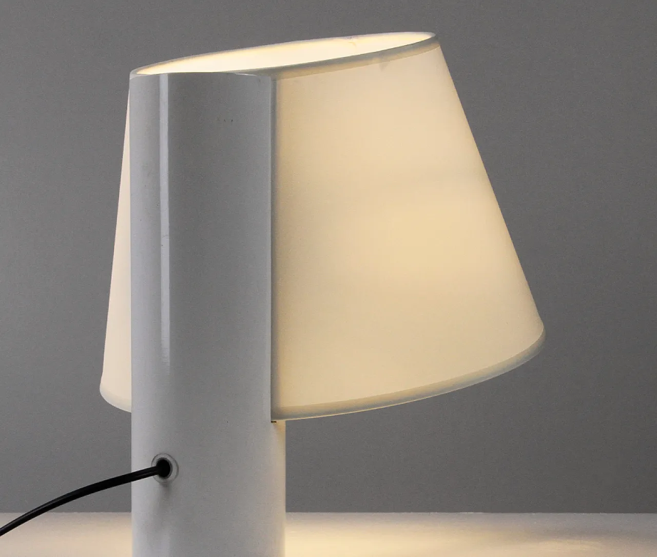 Lampada da tavolo in metallo laccato bianco, anni '60 10