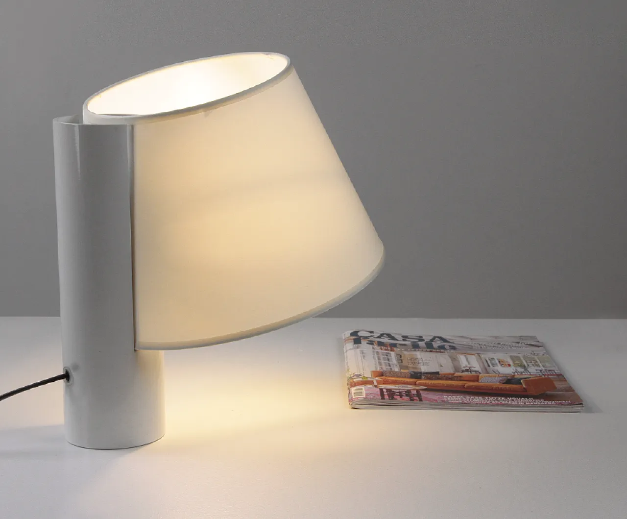 Lampada da tavolo in metallo laccato bianco, anni '60 11