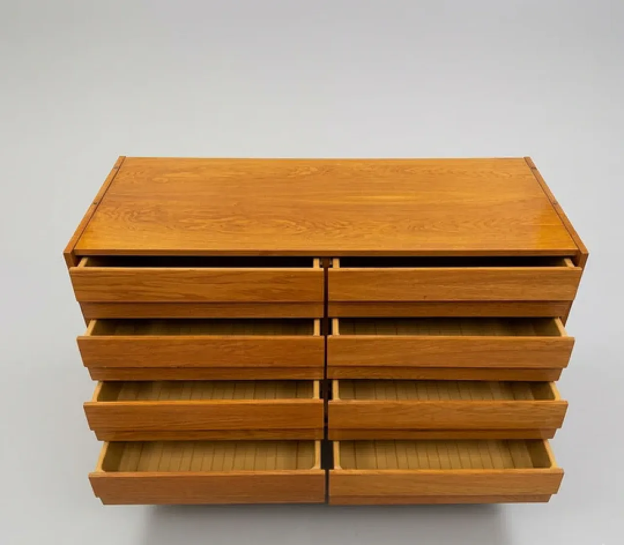 Cassettiera Mid-Century impiallacciata di Jiří Jiroutek U-453, anni 60 4
