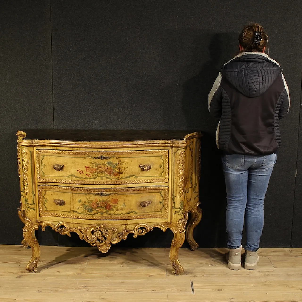 Venetian chest of drawers in Baroque style, the 20th century 2