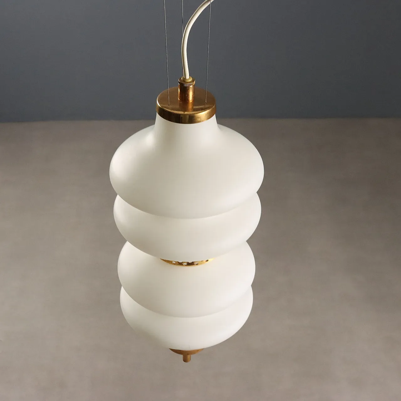 Lampada a sospensione in vetro e ottone, anni '60 9