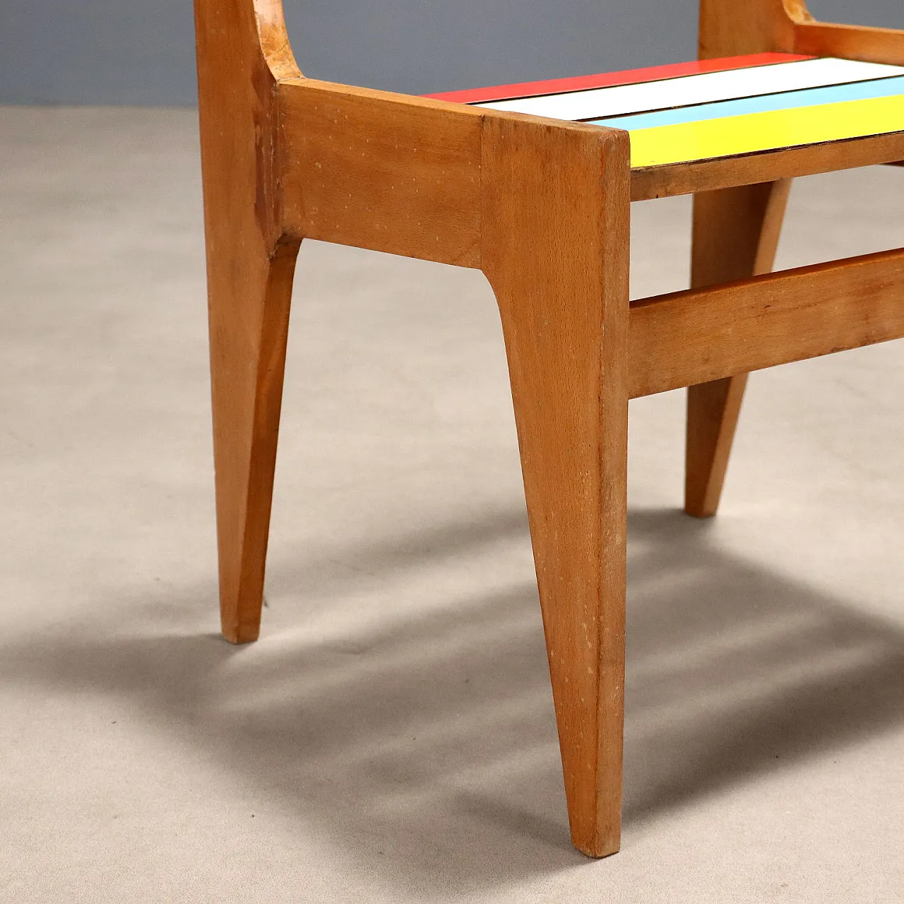 Coppia di poltroncine in faggio con inserti in formica colorata, '900 6