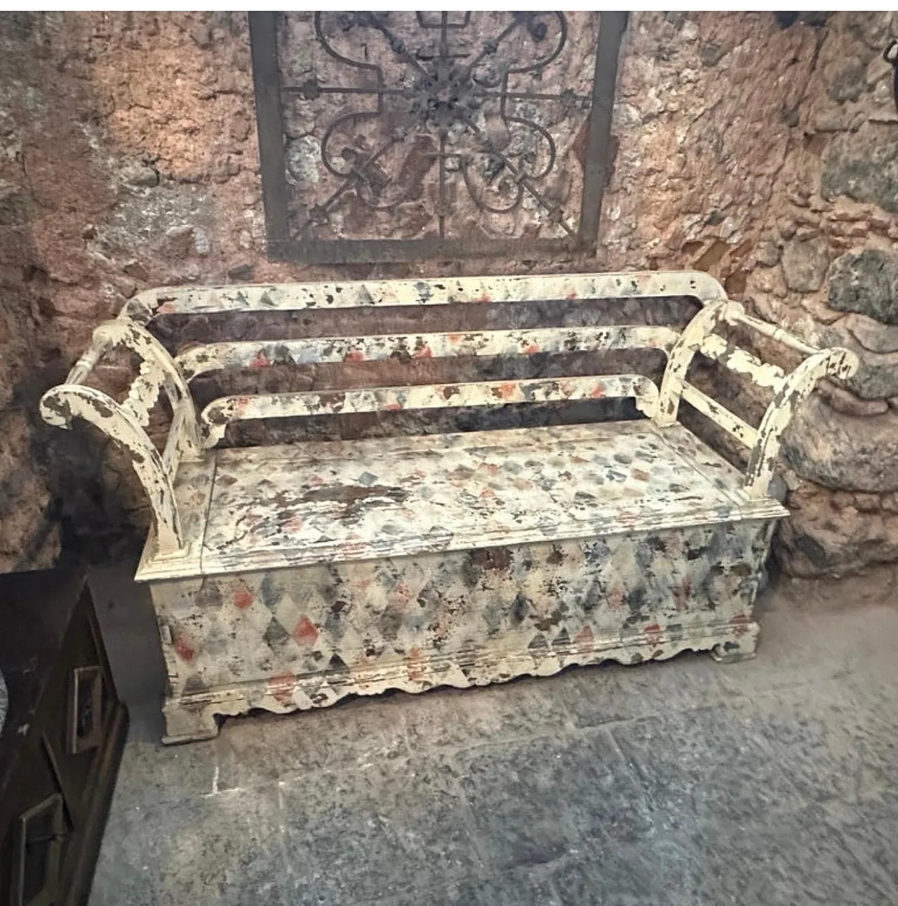 Cassapanca in legno di abete laccato con schienale, '800 3