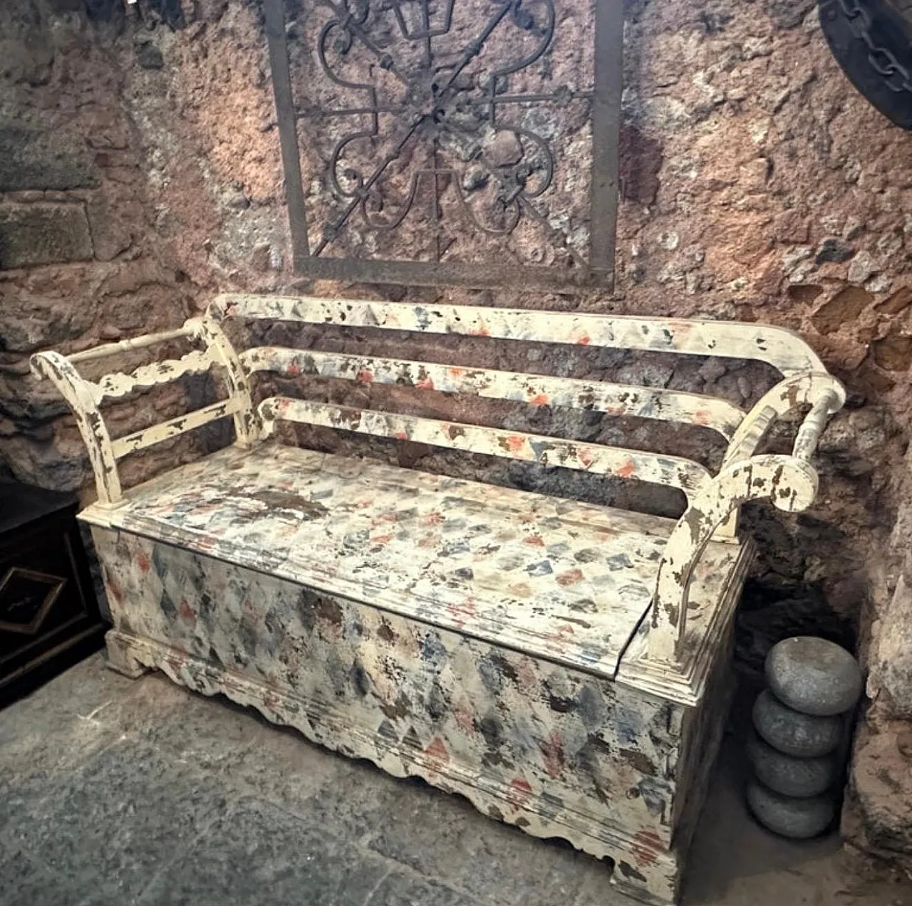 Cassapanca in legno di abete laccato con schienale, '800 7