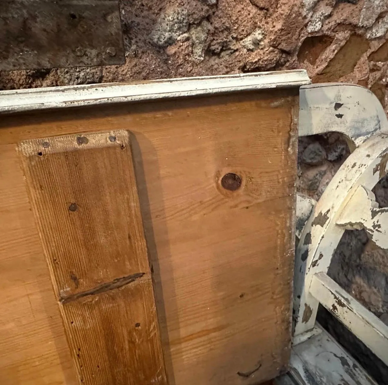 Cassapanca in legno di abete laccato con schienale, '800 11