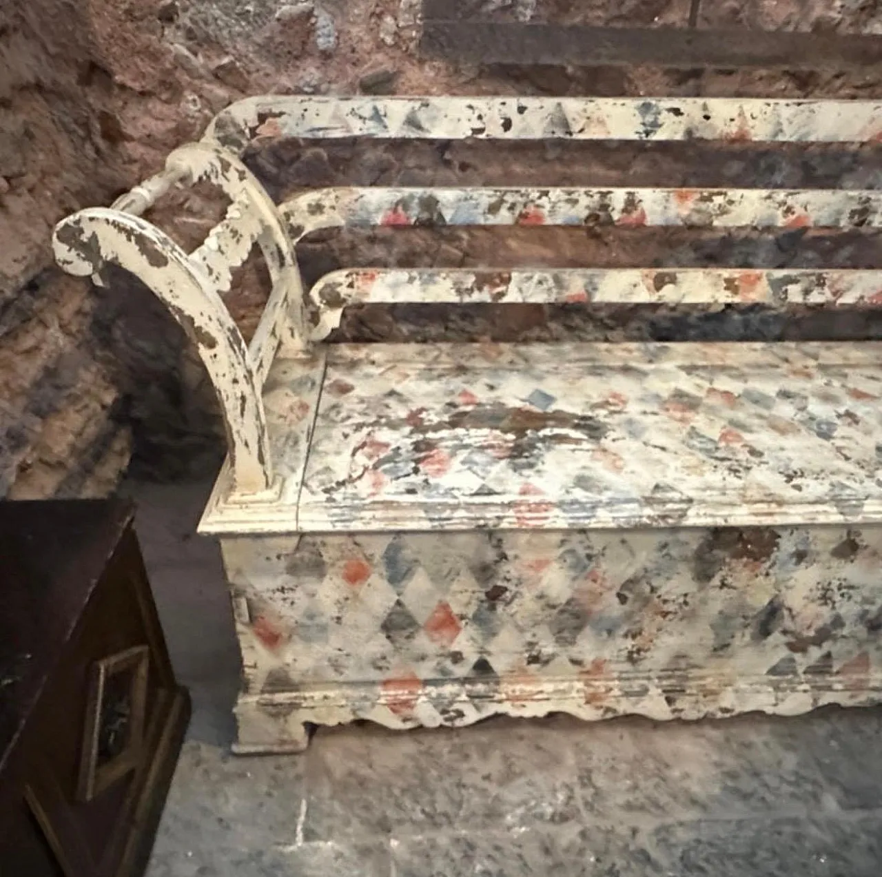 Cassapanca in legno di abete laccato con schienale, '800 13