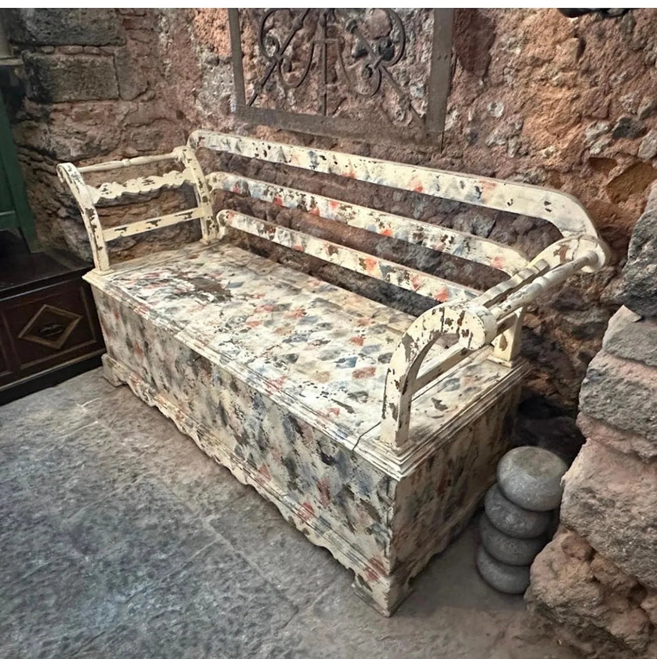 Cassapanca in legno di abete laccato con schienale, '800 16