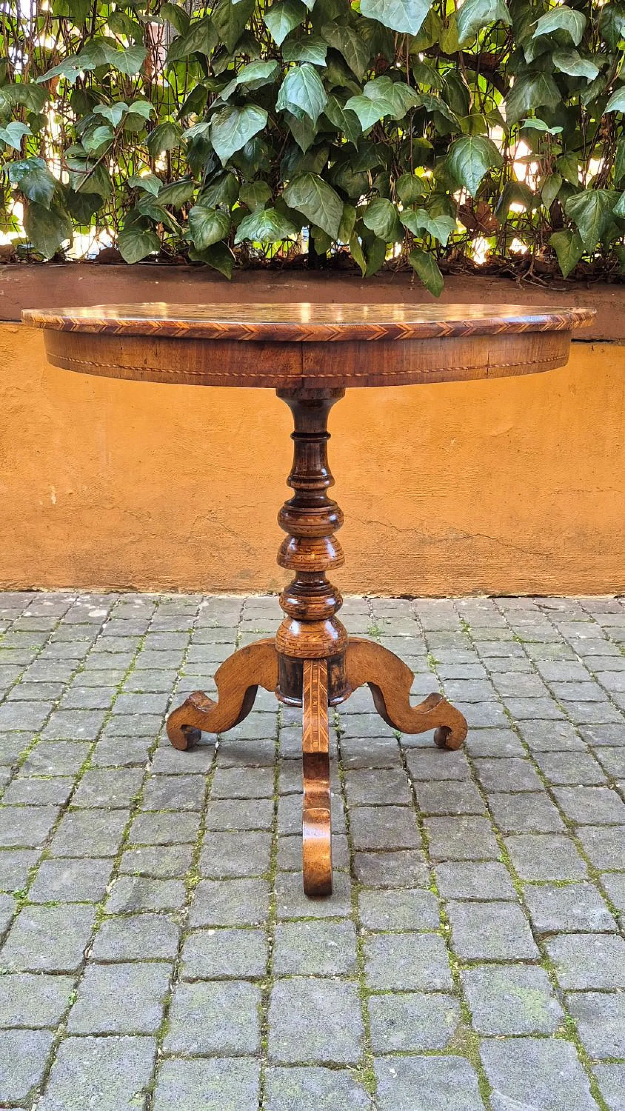 Round inlaid Rolo coffee table, late 19th century 1