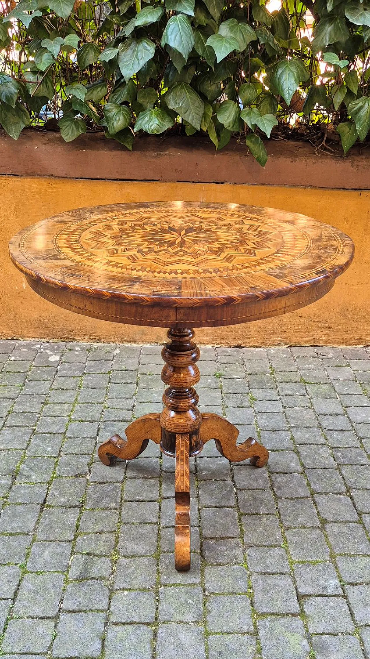 Round inlaid Rolo coffee table, late 19th century 3