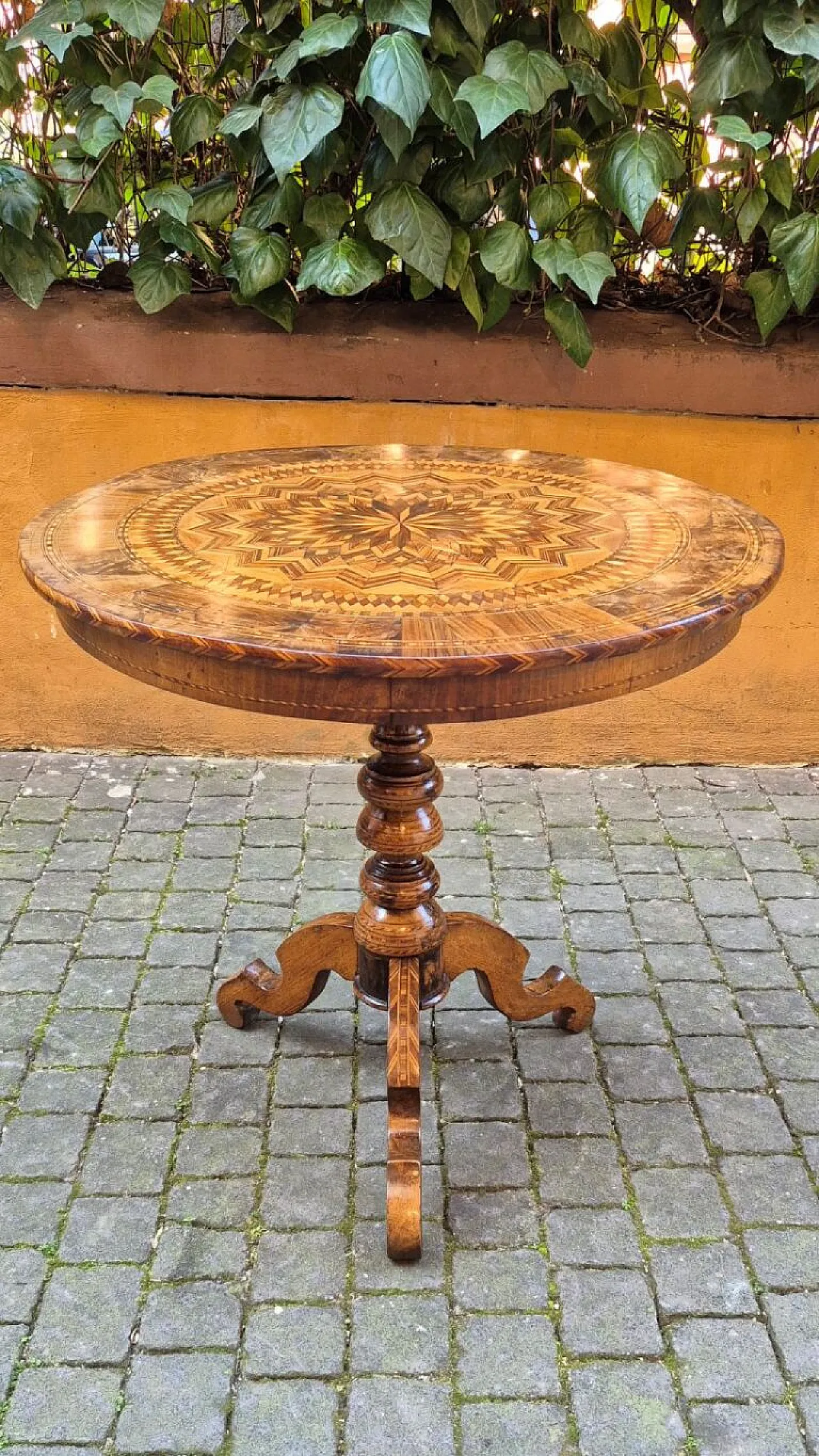 Round inlaid Rolo coffee table, late 19th century 4