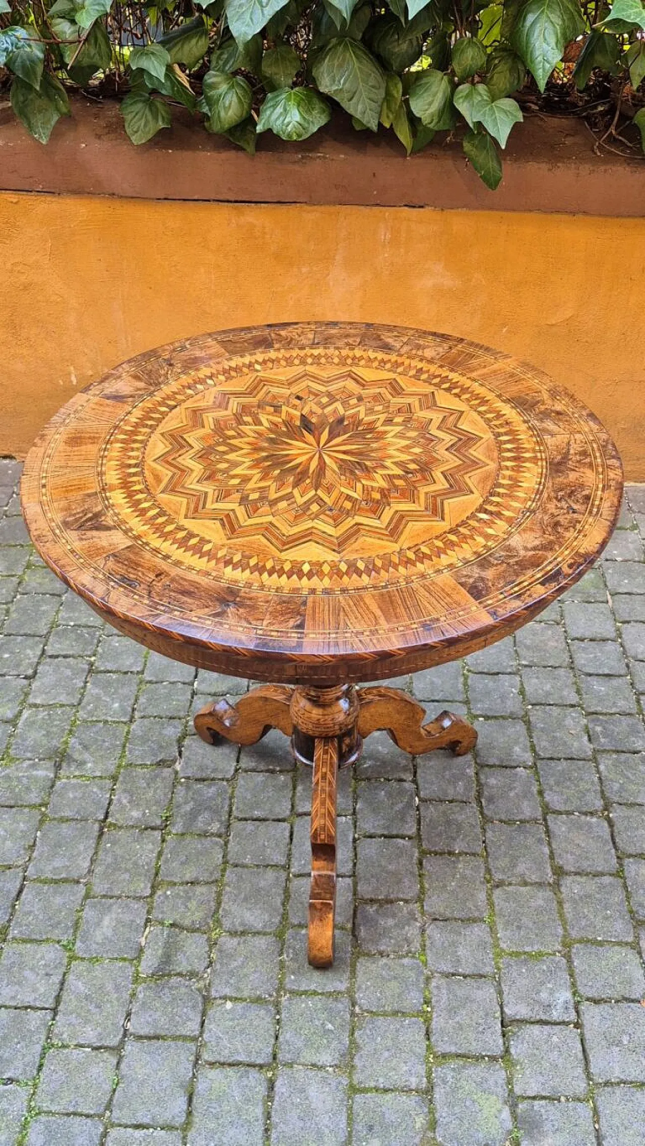 Round inlaid Rolo coffee table, late 19th century 5