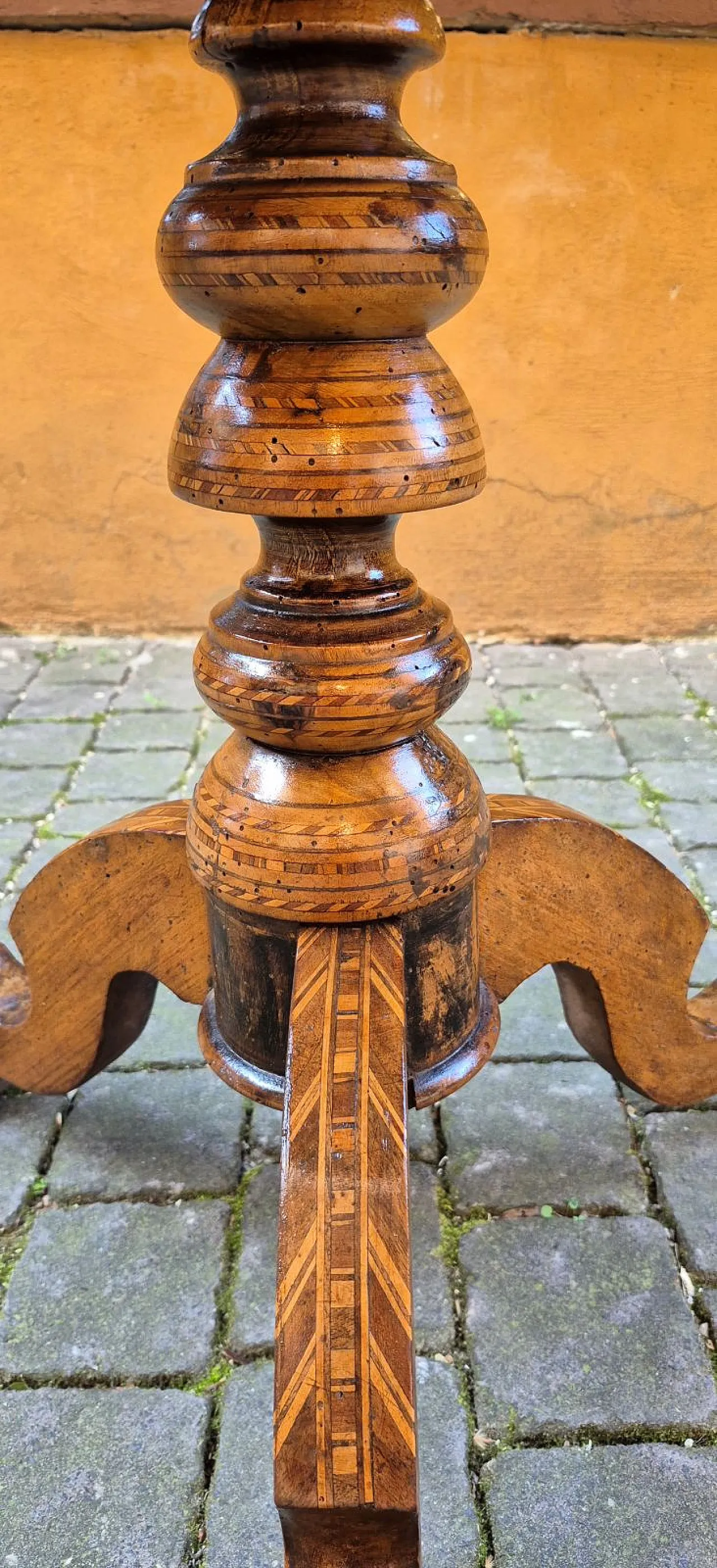 Round inlaid Rolo coffee table, late 19th century 8