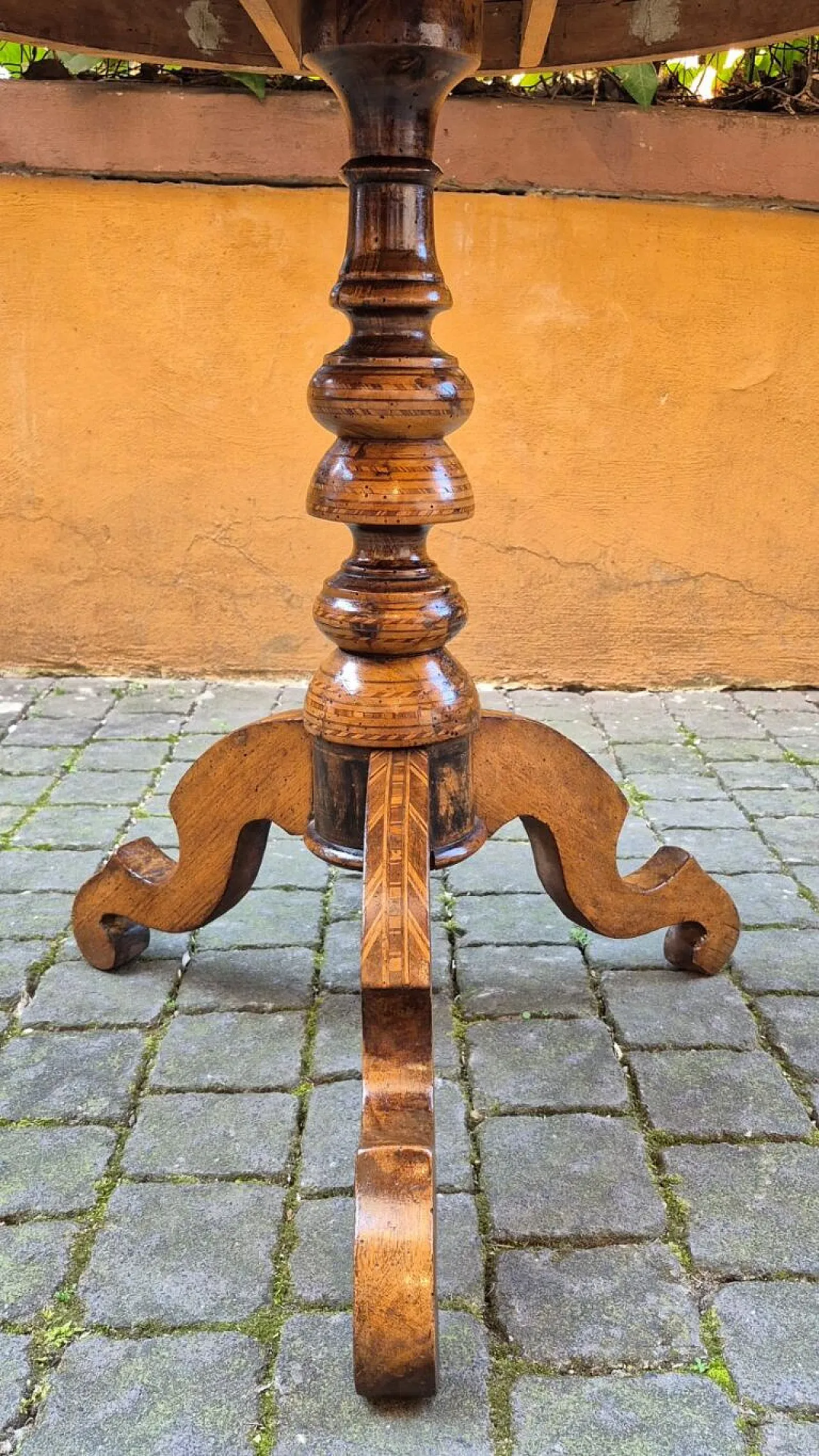 Round inlaid Rolo coffee table, late 19th century 10