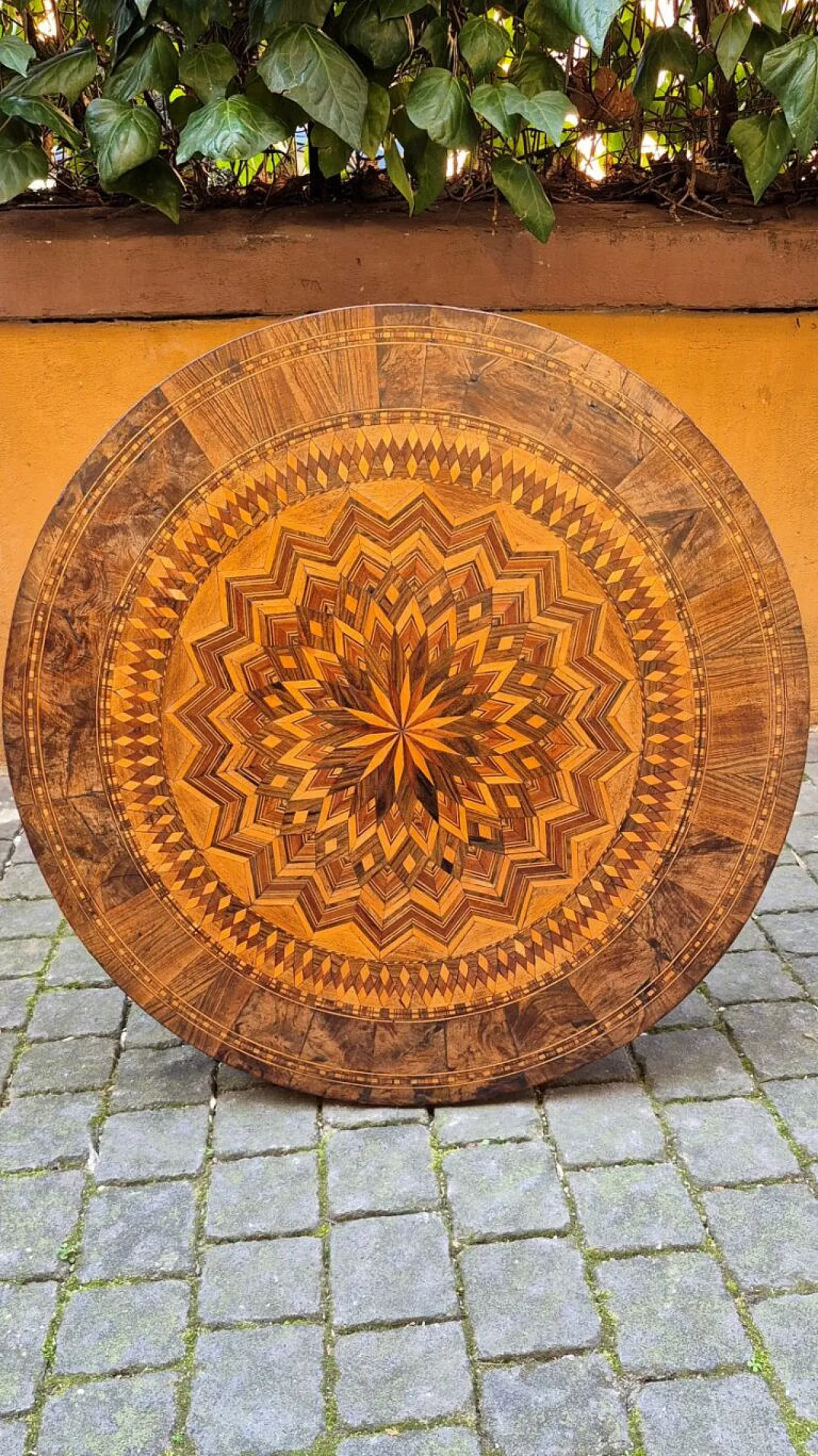 Round inlaid Rolo coffee table, late 19th century 12