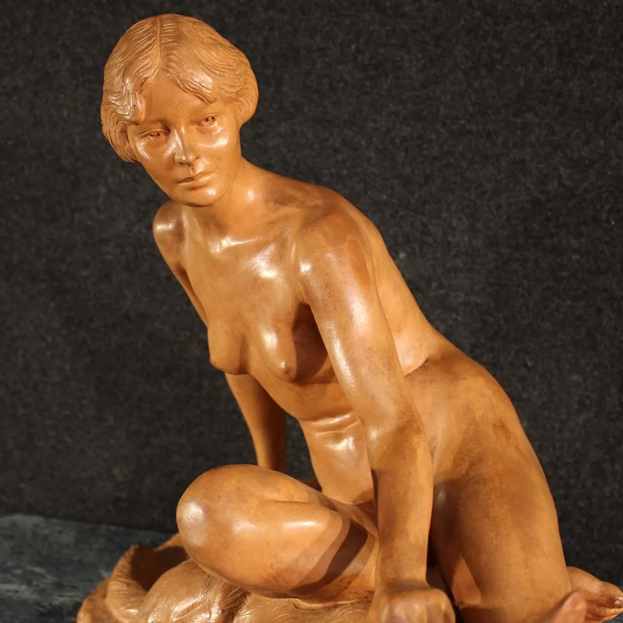 Scultura Art Deco con donna e cani in terracotta, '900 7