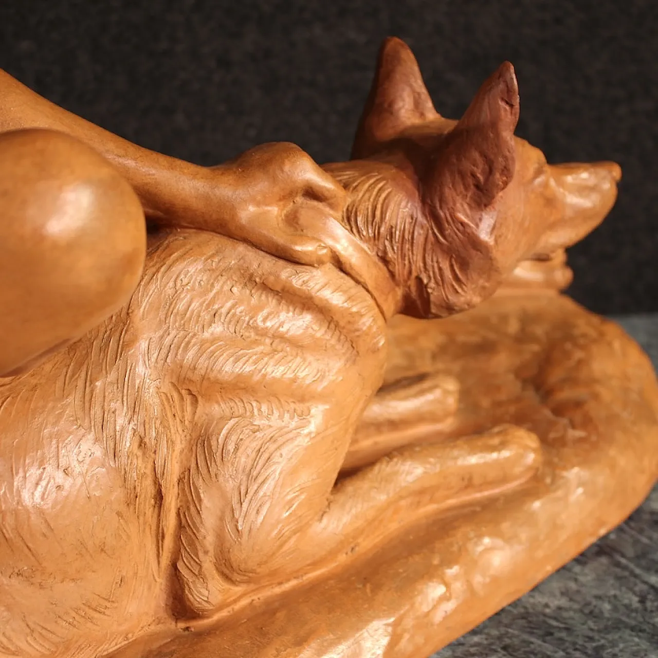 Scultura Art Deco con donna e cani in terracotta, '900 8
