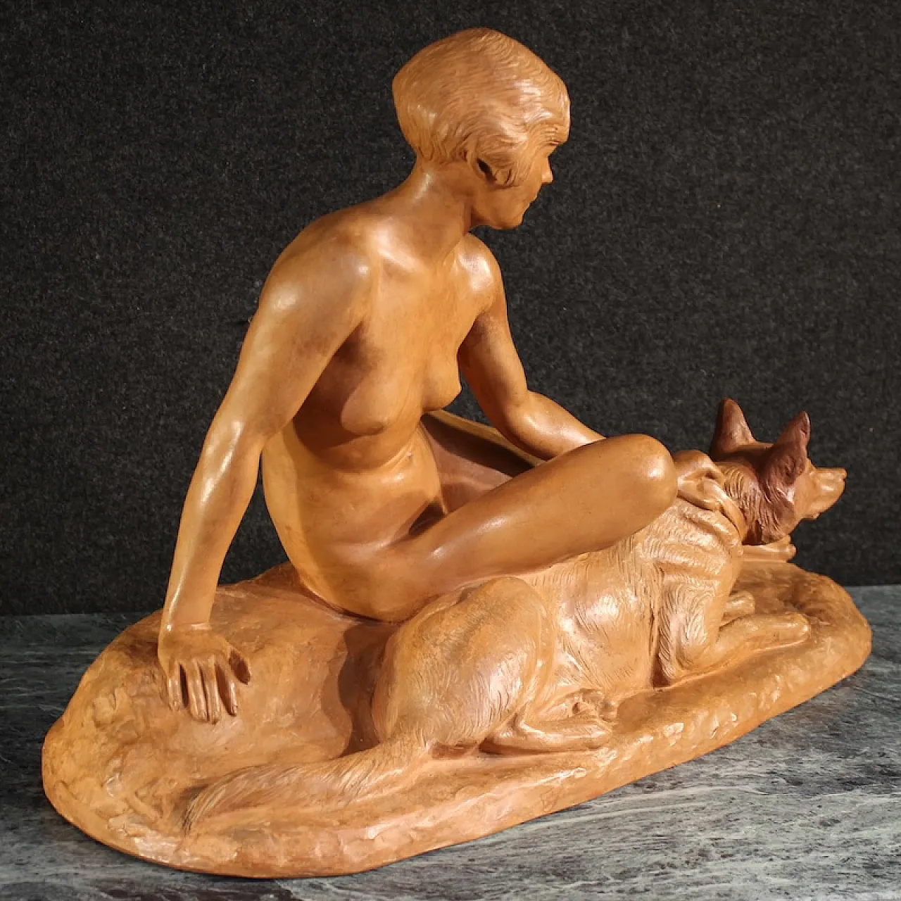 Scultura Art Deco con donna e cani in terracotta, '900 11
