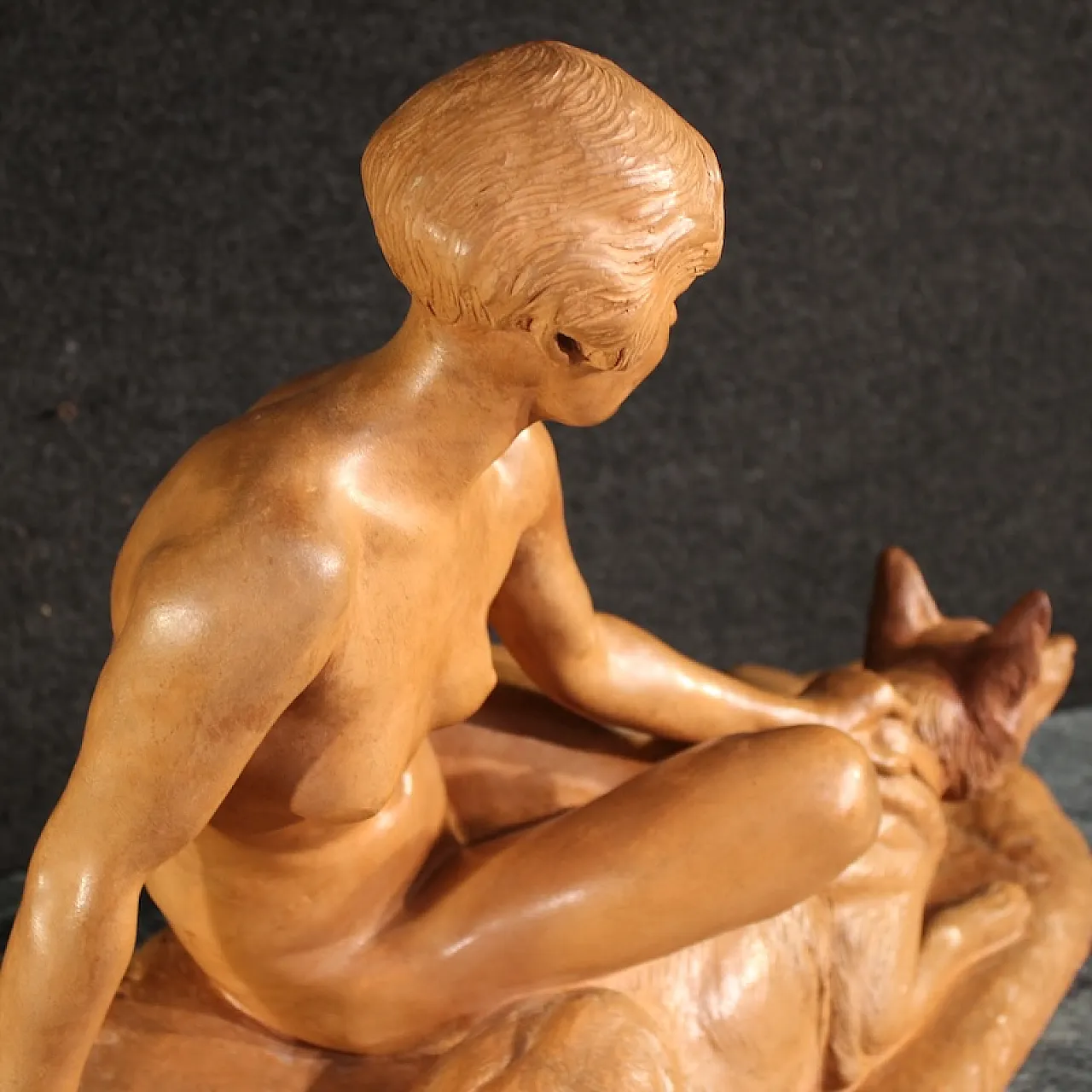 Scultura Art Deco con donna e cani in terracotta, '900 12