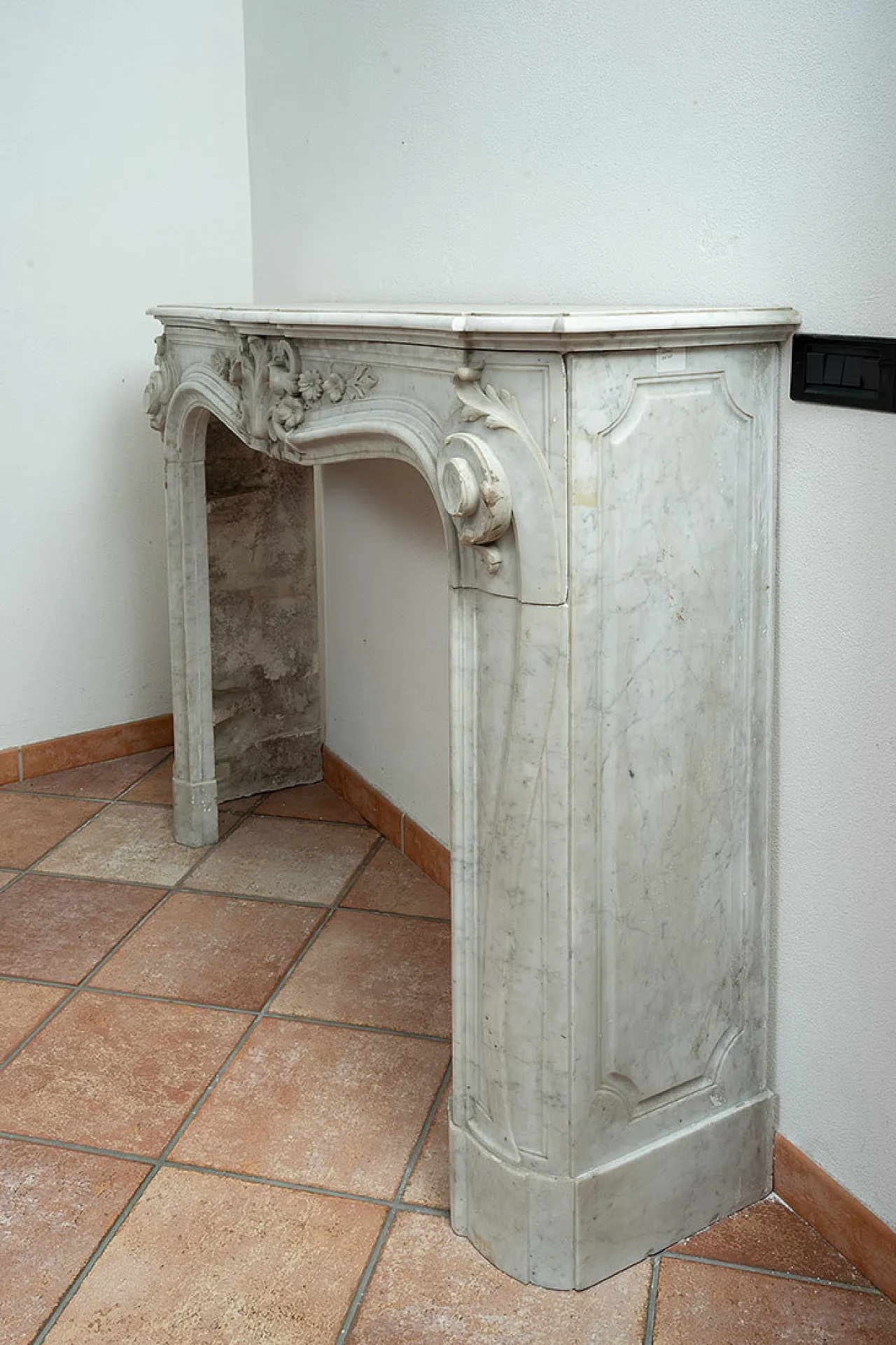 Camino stile Luigi XV in marmo bianco di Carrara, '800 7