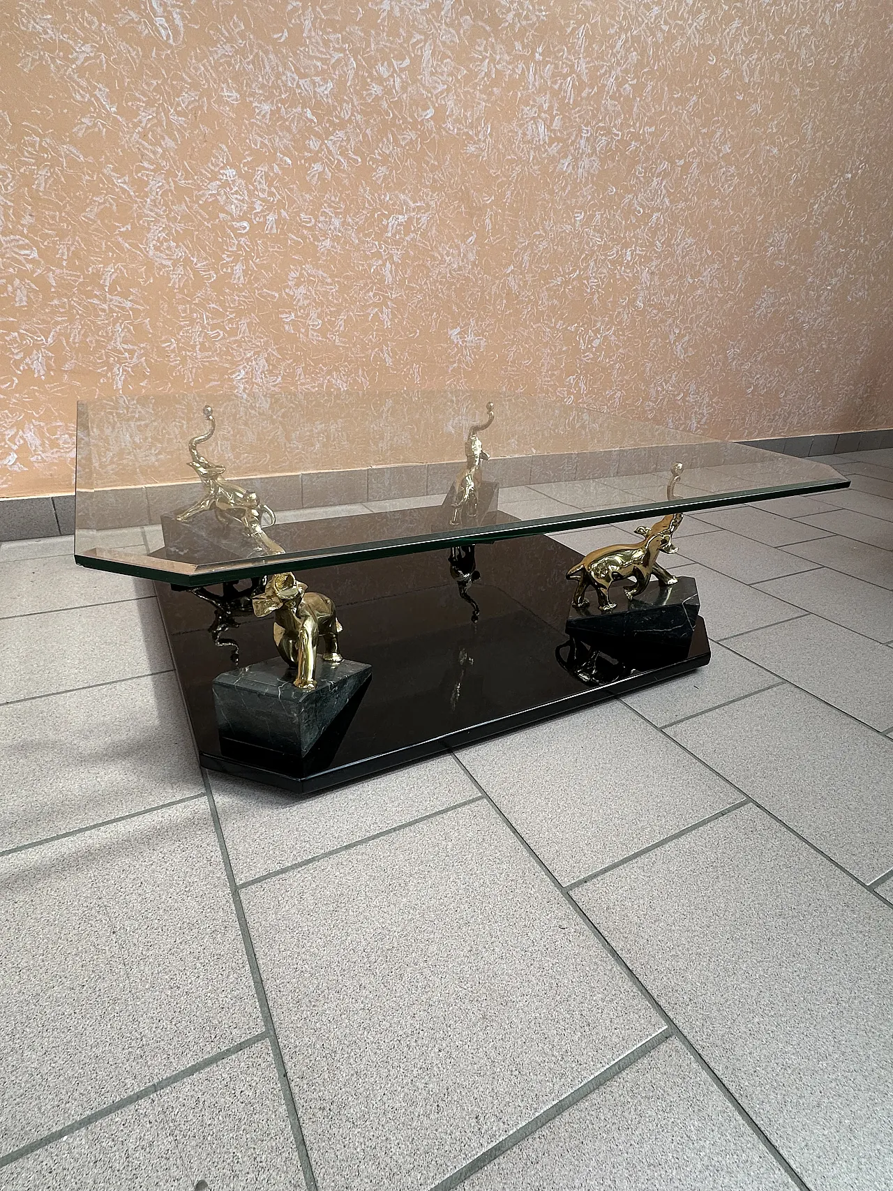 Tavolino Maison Romèo con elefanti laminati oro, Parigi, anni ’70 1