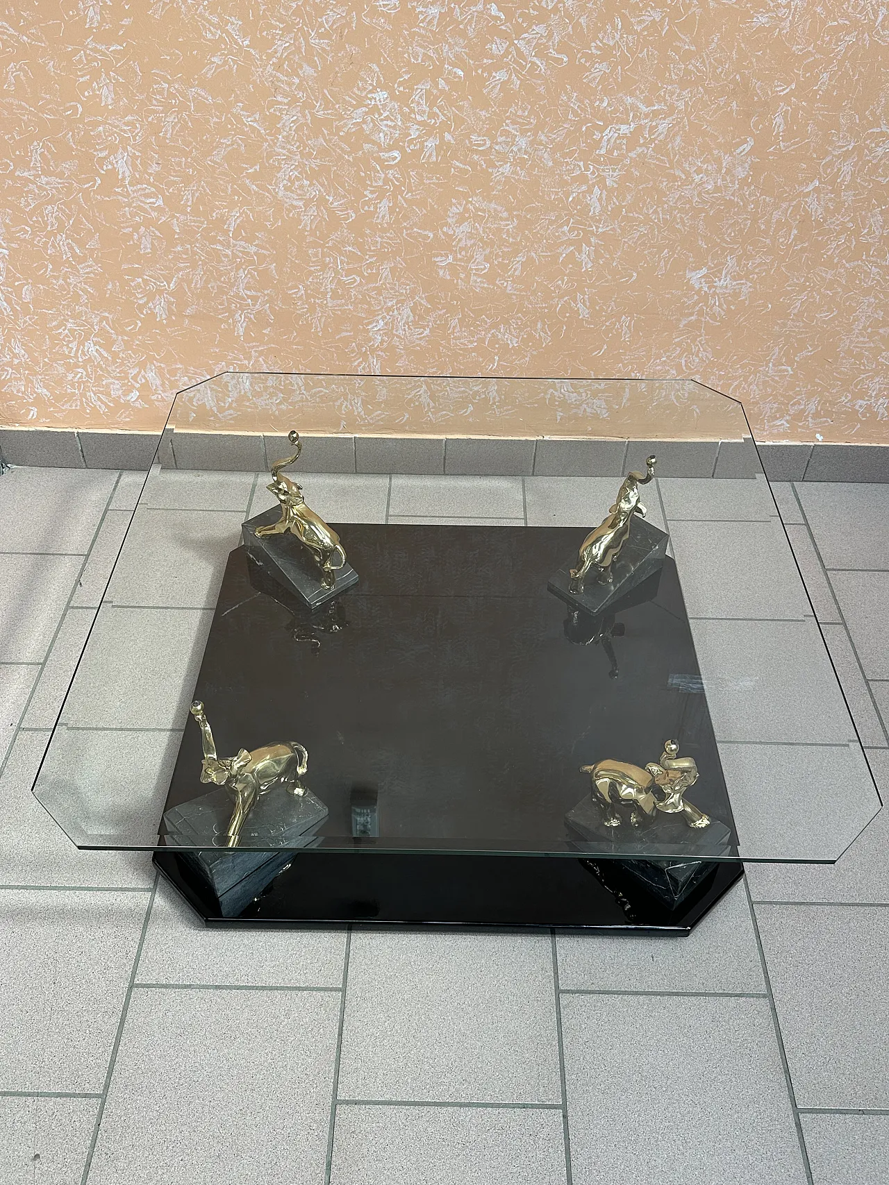 Tavolino Maison Romèo con elefanti laminati oro, Parigi, anni ’70 2